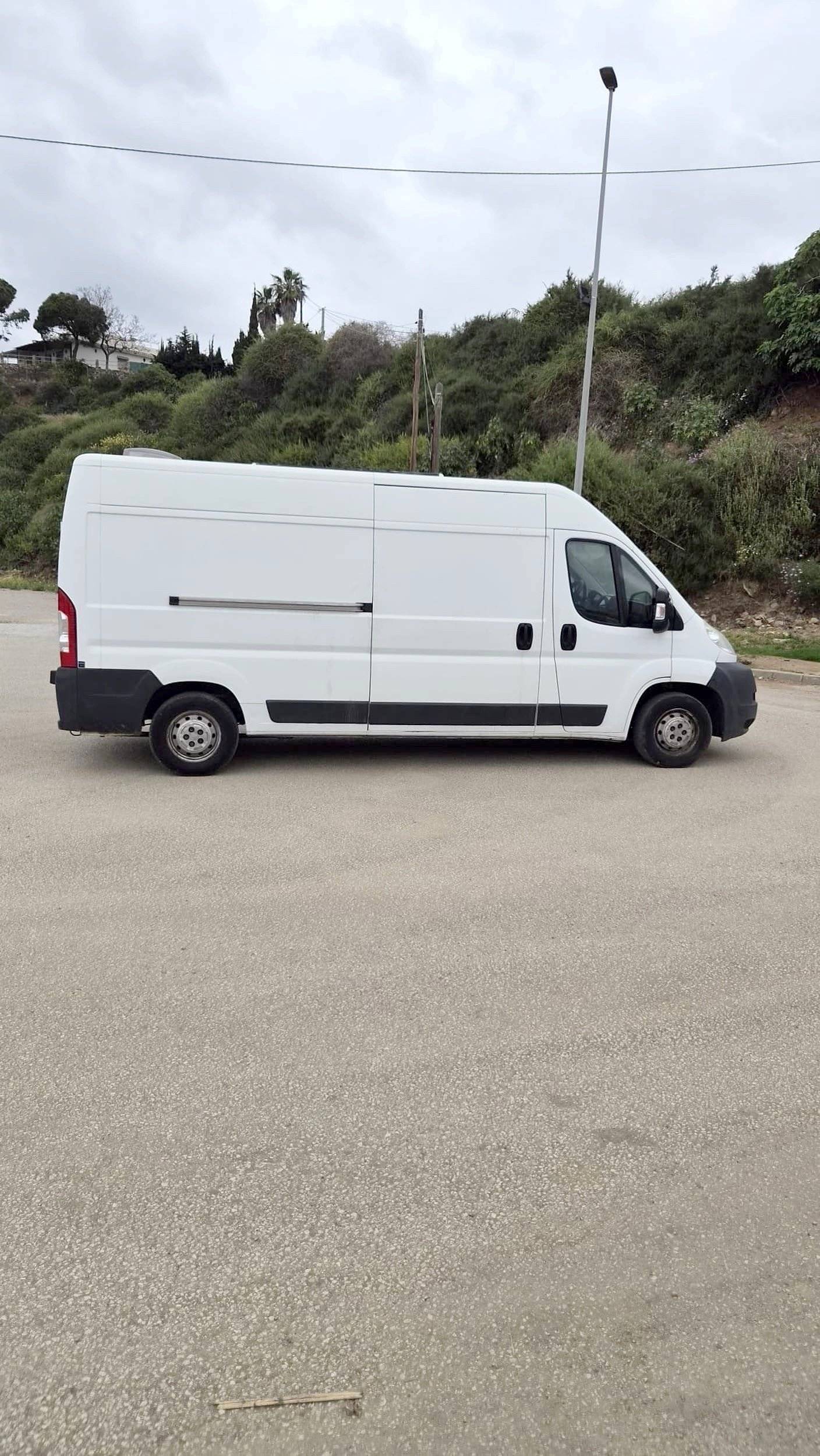 Front view from 3/4 Citroën Jumper 3,0 l 177 ch - Yescapa