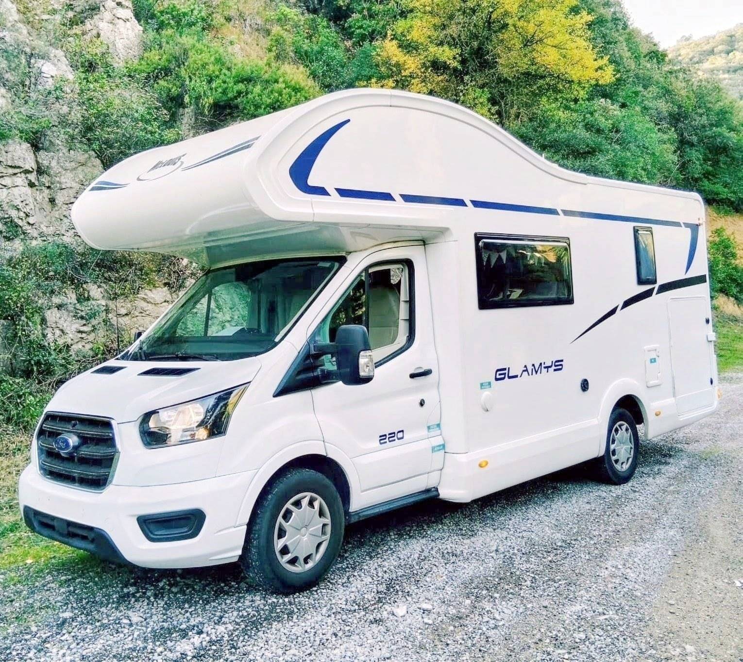 Vue avant de 3/4 Ford FORD  TRANSIT EURO 6 2L TDCI  130 ch - Yescapa