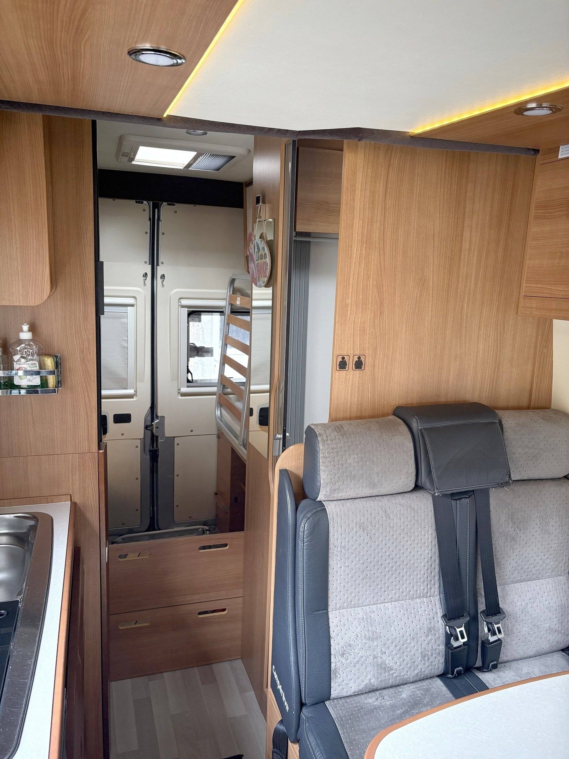 Menjador Fiat Ducato - Yescapa