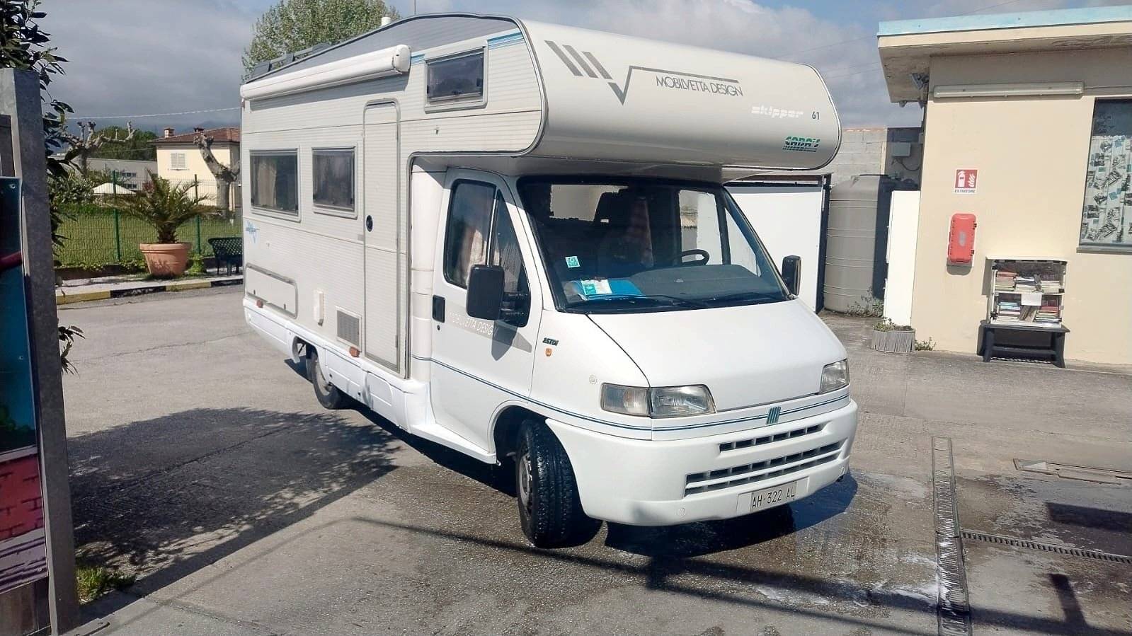 Vista del vehicle angle davanter Fiat Ducato 2.5 TDI - Yescapa