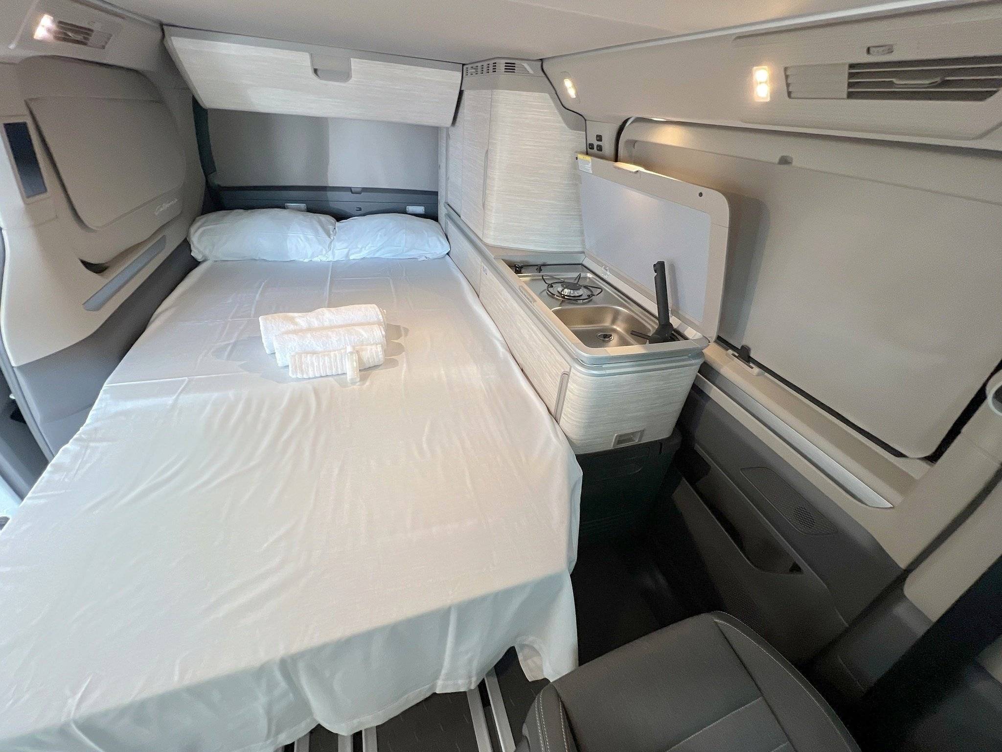 Coin repas Volkswagen VOLKSWAGEN T7 CALIFORNIA COAST - Yescapa
