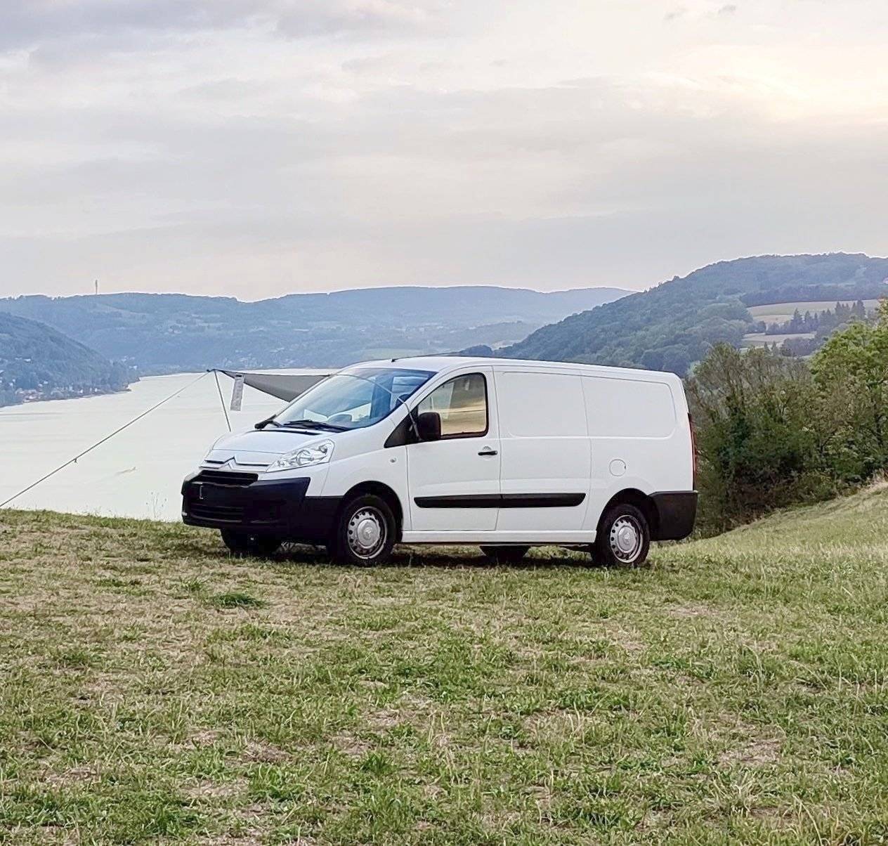 Front view from 3/4 Citroën Jumpy 1.6L 90CV - Yescapa