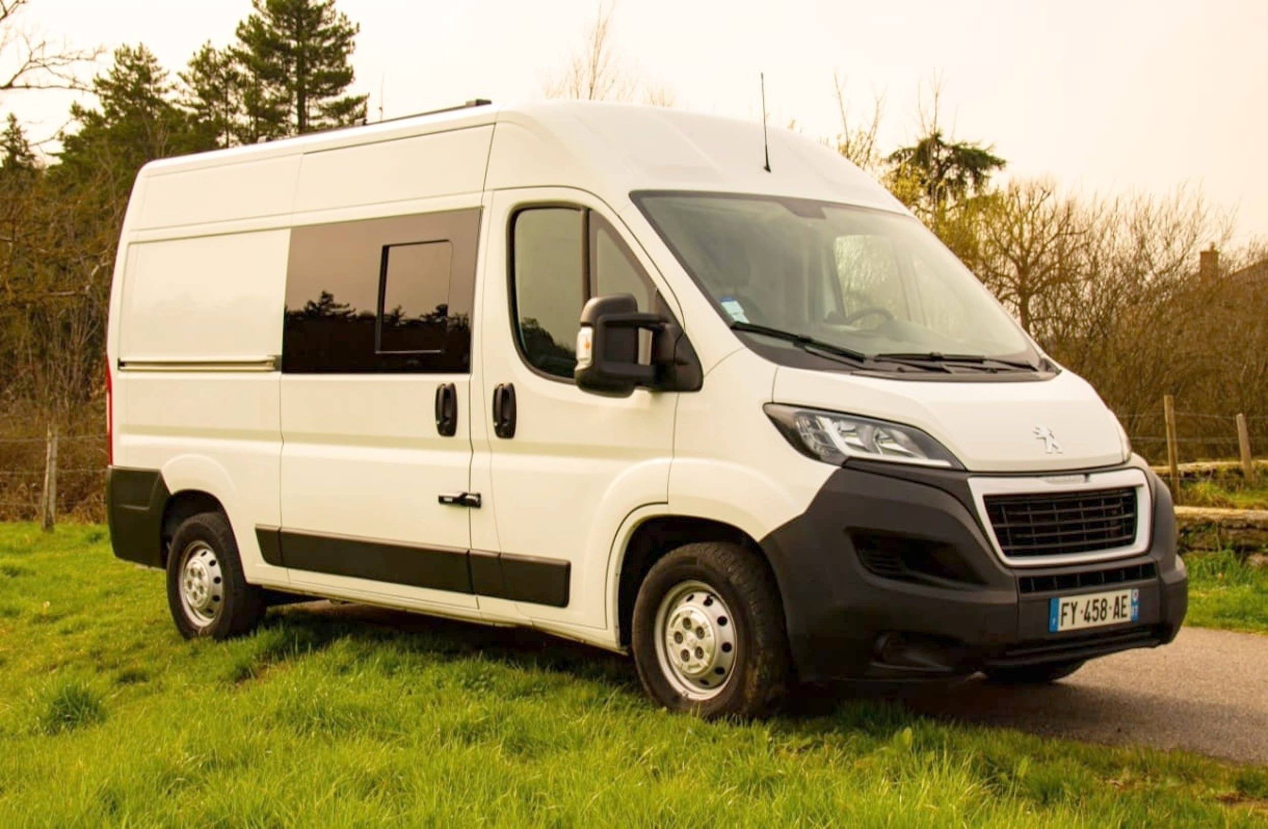 Vista de 3/4 Peugeot Boxer 2,2 l hdi 130 ch - Yescapa