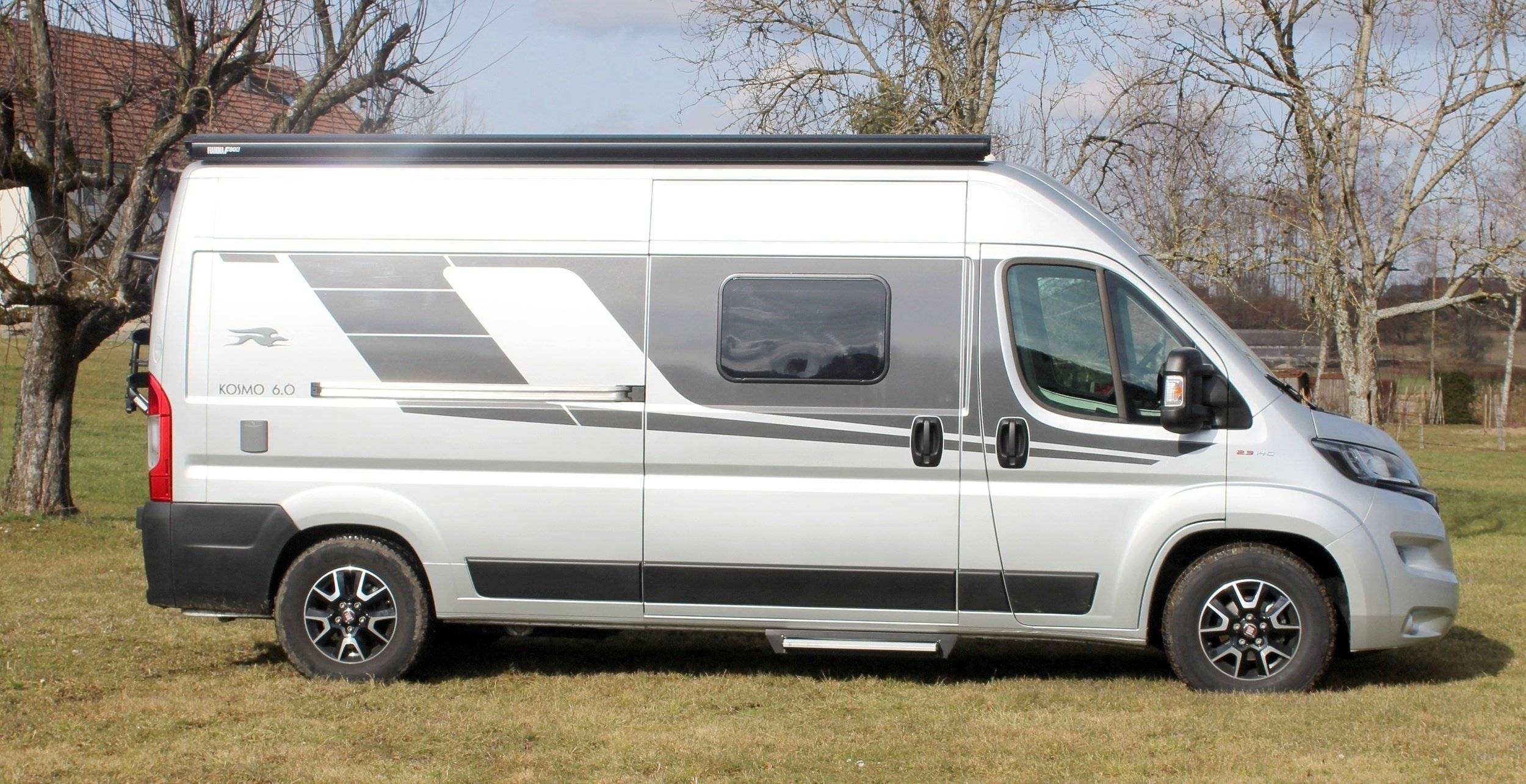 Places Van Moins De M Location Fourgon Aménagé Vannoz Laika Kosmo