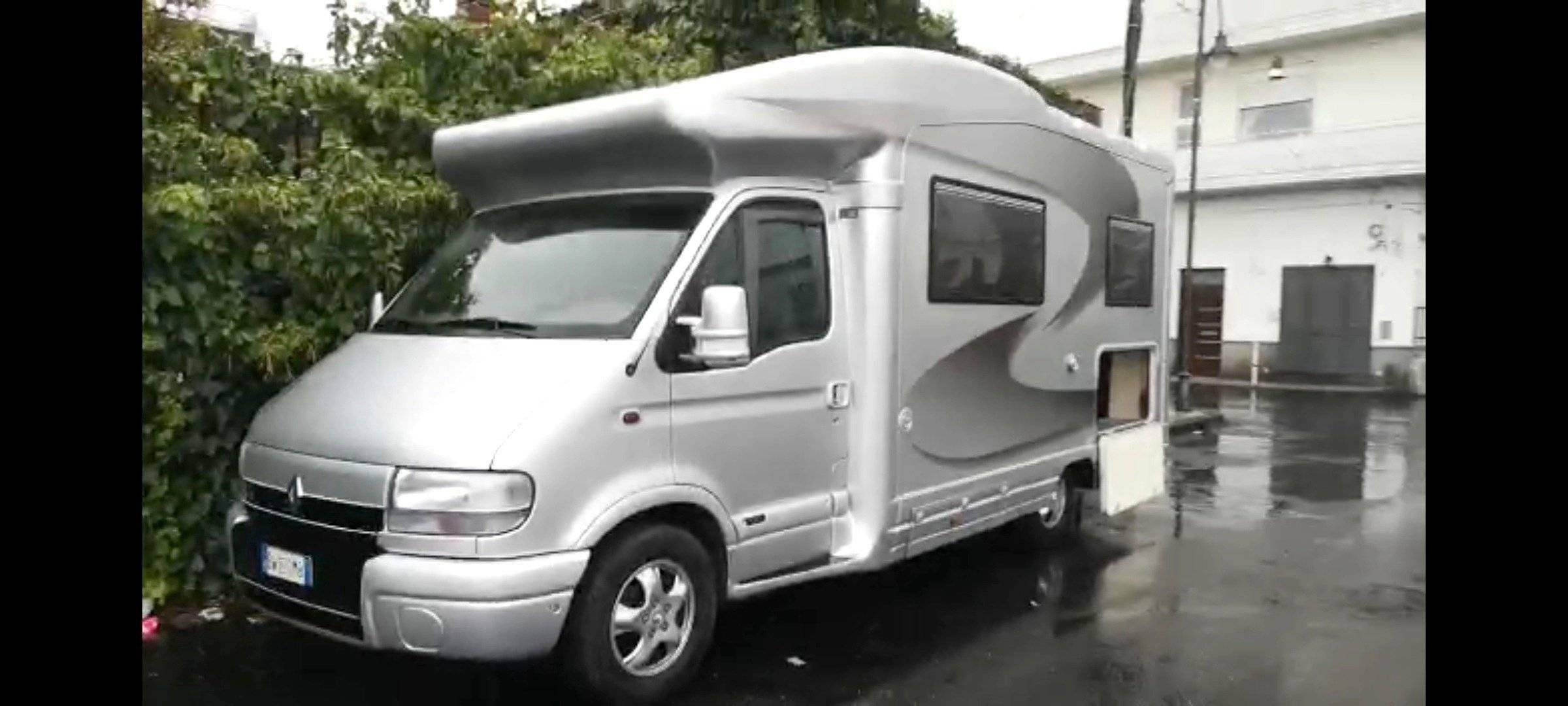 Location Campingcar profilé Civitavecchia 5 stelle Master 2,8 36592 Yescapa