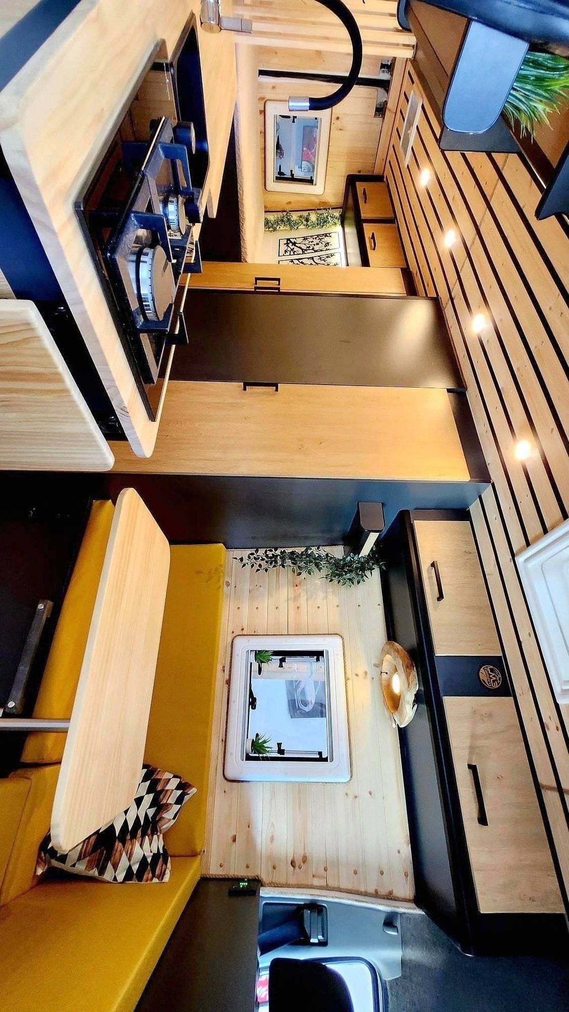 Vue avant de 3/4 Mercedes Mercedes Sprinter - Yescapa