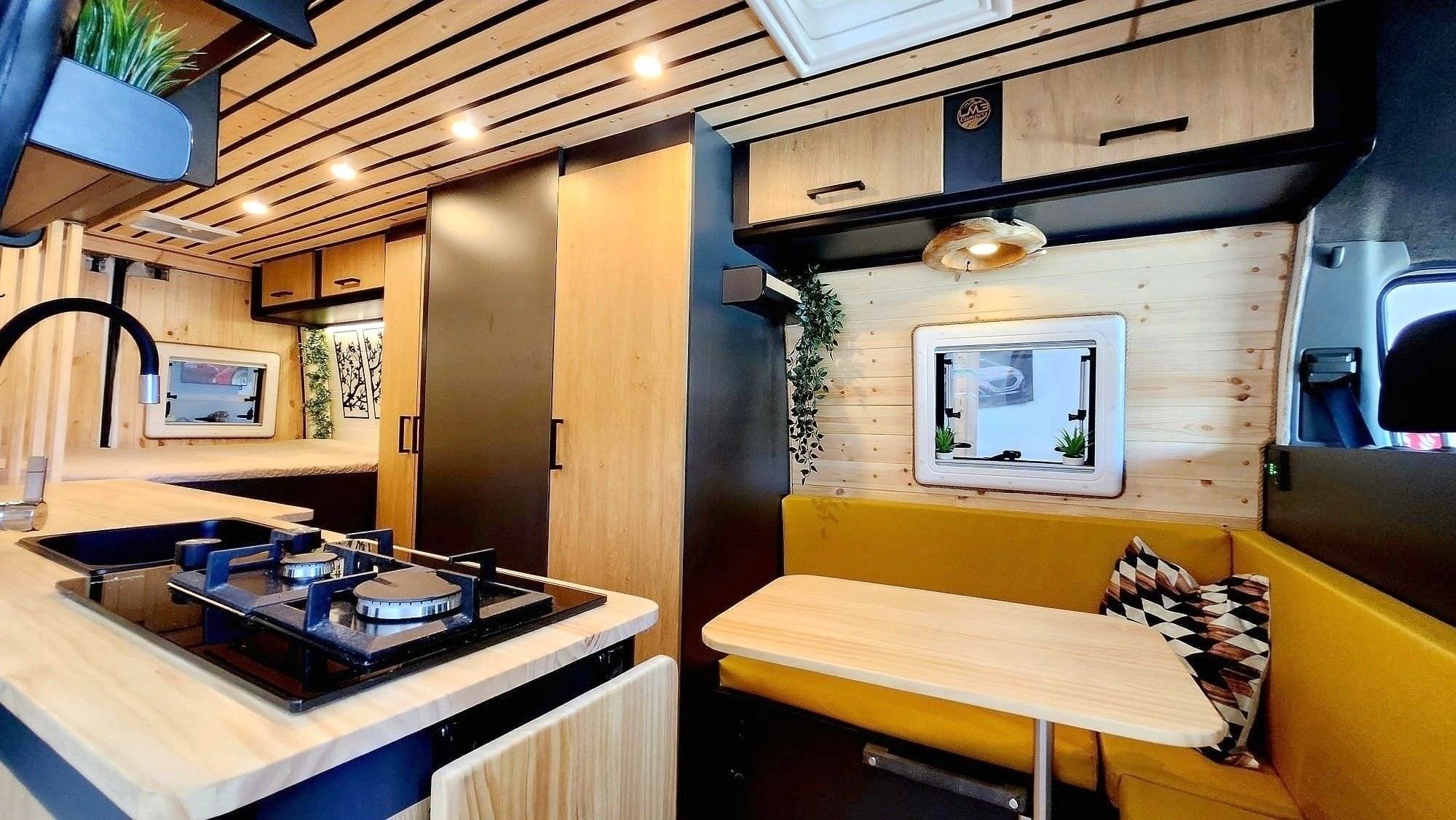 Dining Area Mercedes Mercedes Sprinter - Yescapa