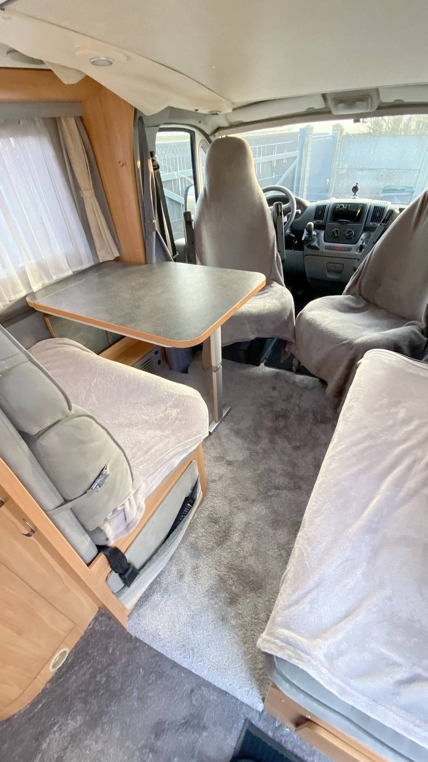 Dining Area Fiat Ducato 2,2 l Multijet 130 ch. - Yescapa