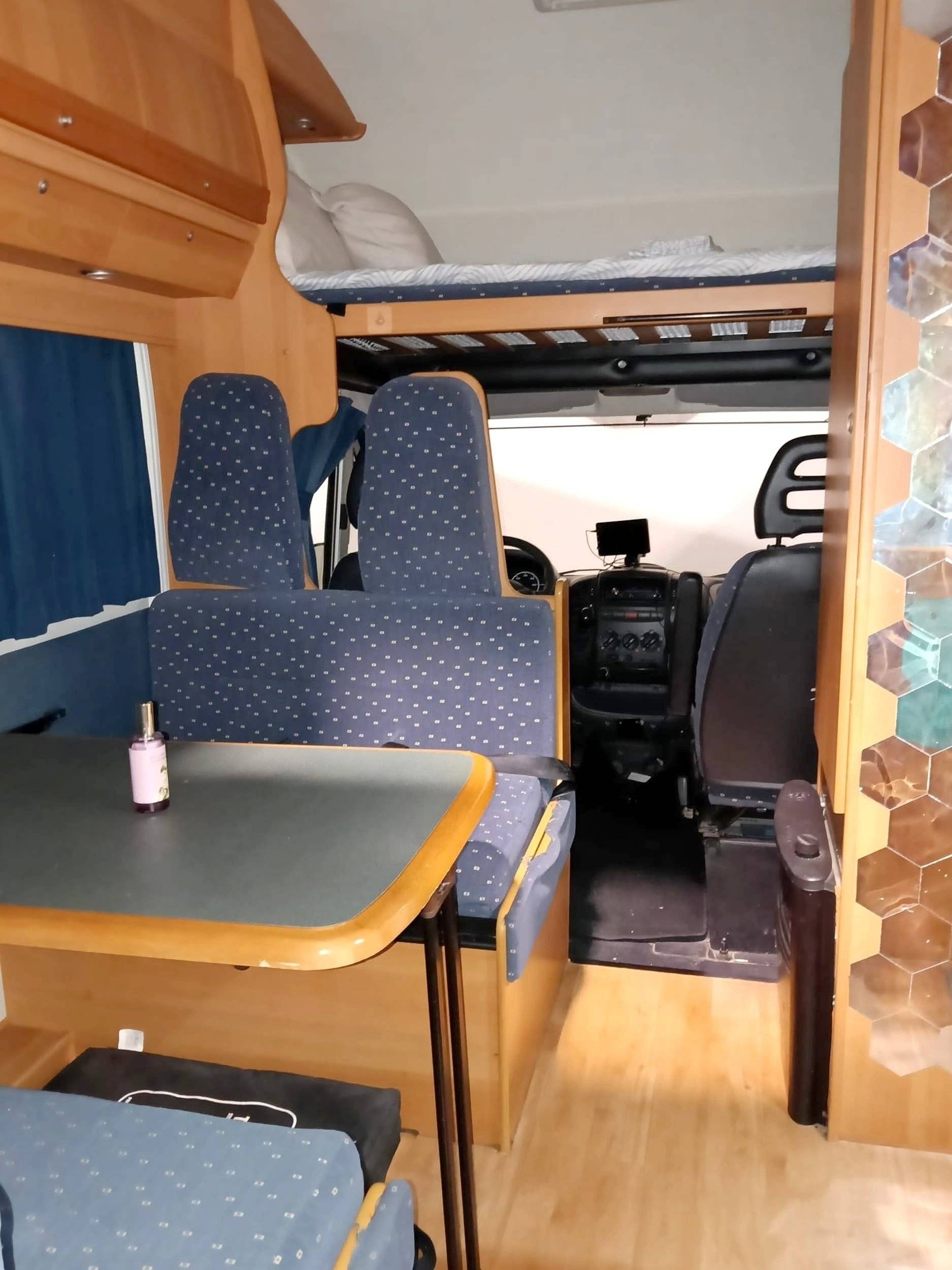 Dining area Fiat Ducato 2,8 l 115 ch/Al-Ko - Yescapa
