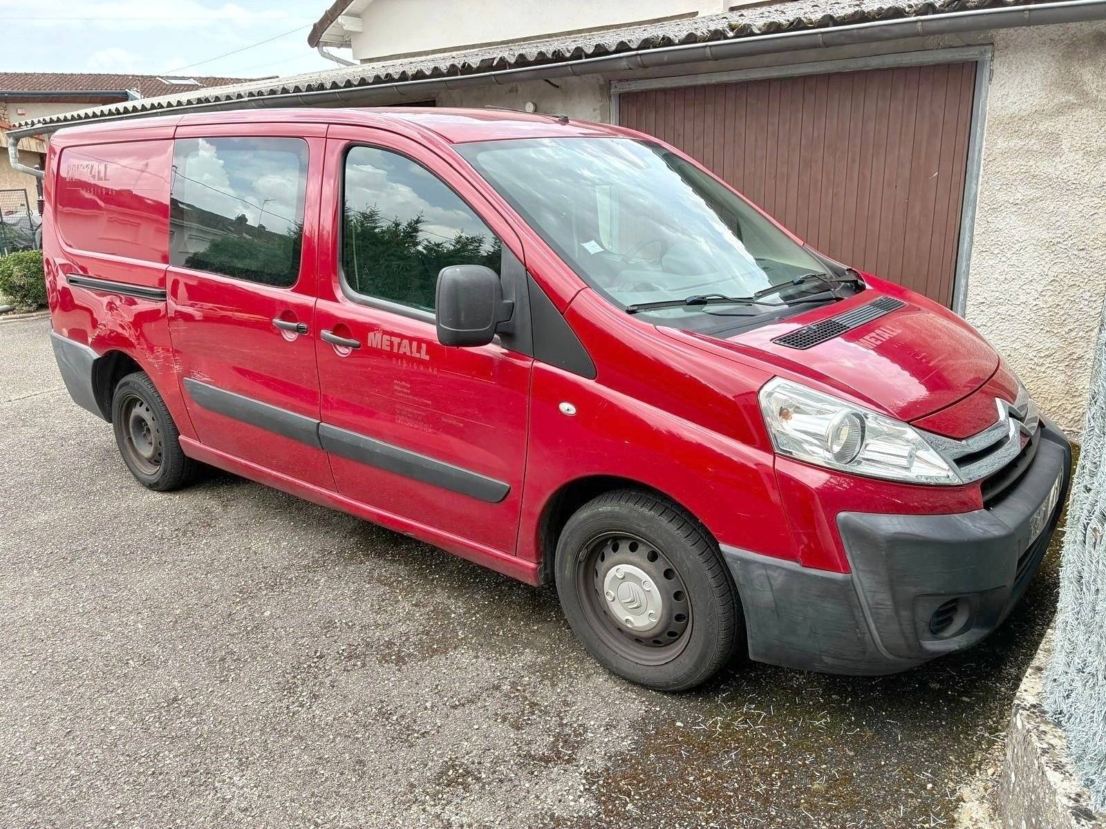 Vista del vehicle angle davanter Citroën Jumpy 2l 128cv - Yescapa