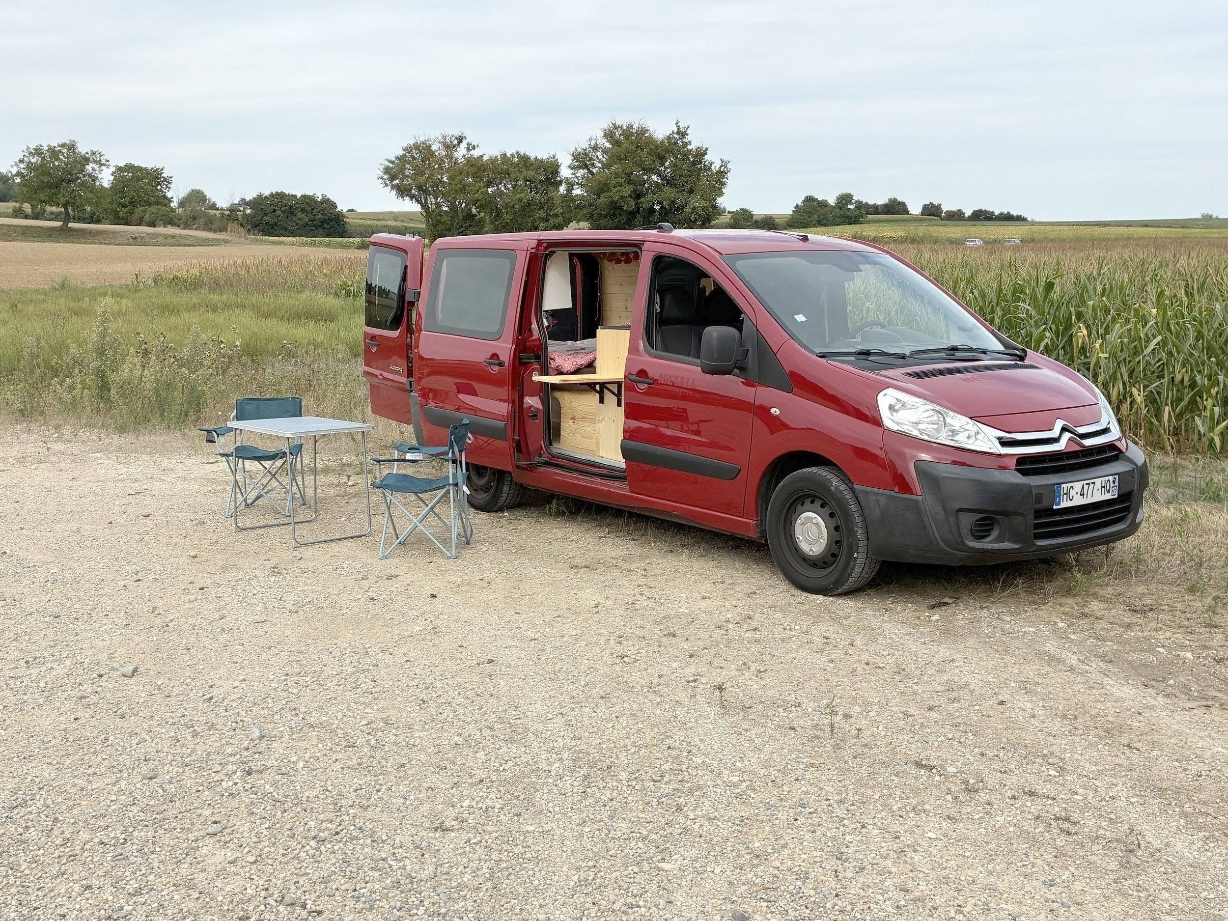 schräge Vorderansicht Citroën Jumpy 2l 128cv - Yescapa