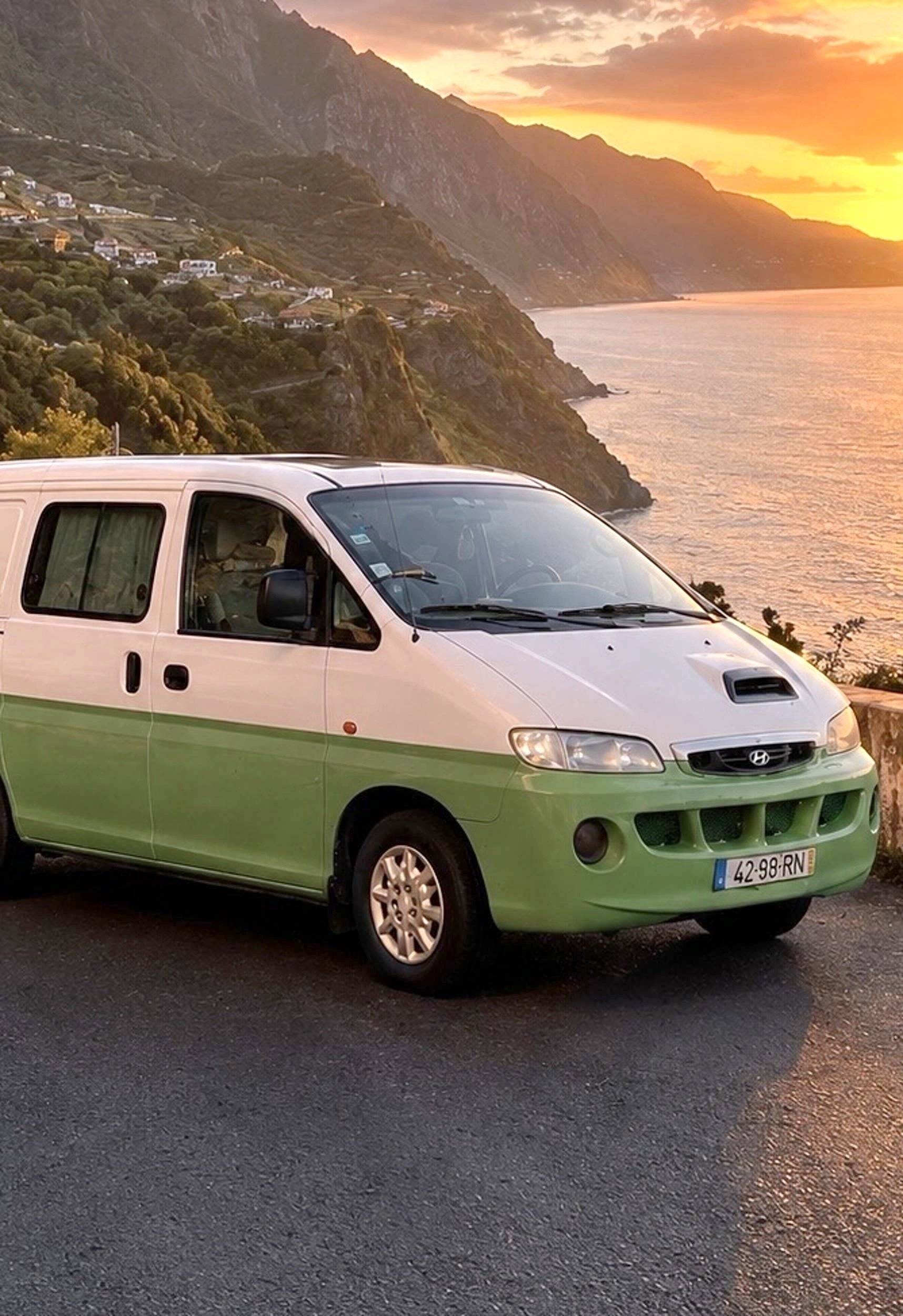 Voorkant 3/4 Hyundai H1 - Yescapa