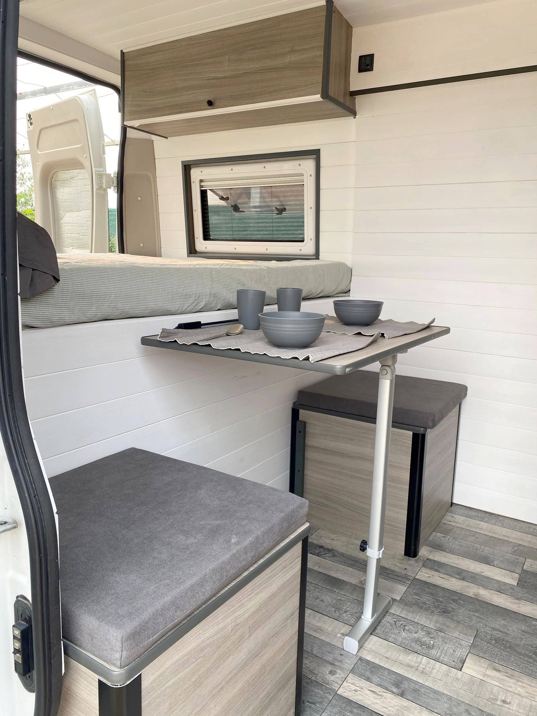 Dining Area Fiat Ducato 120 Multijet - Yescapa