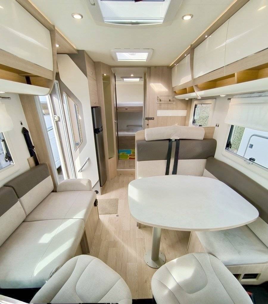 Dining Area Fiat Ducato 2,3l multijet 140 ch - Yescapa