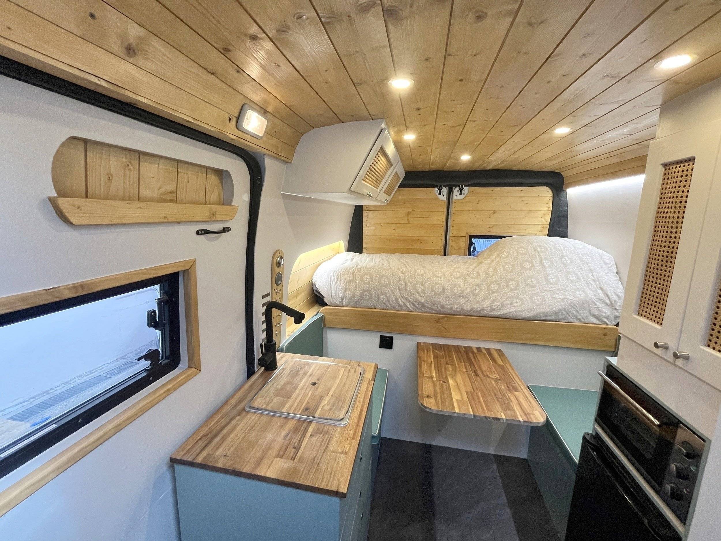 Dining Area Fiat Ducato 2,2 l Multijet 120 ch. - Yescapa
