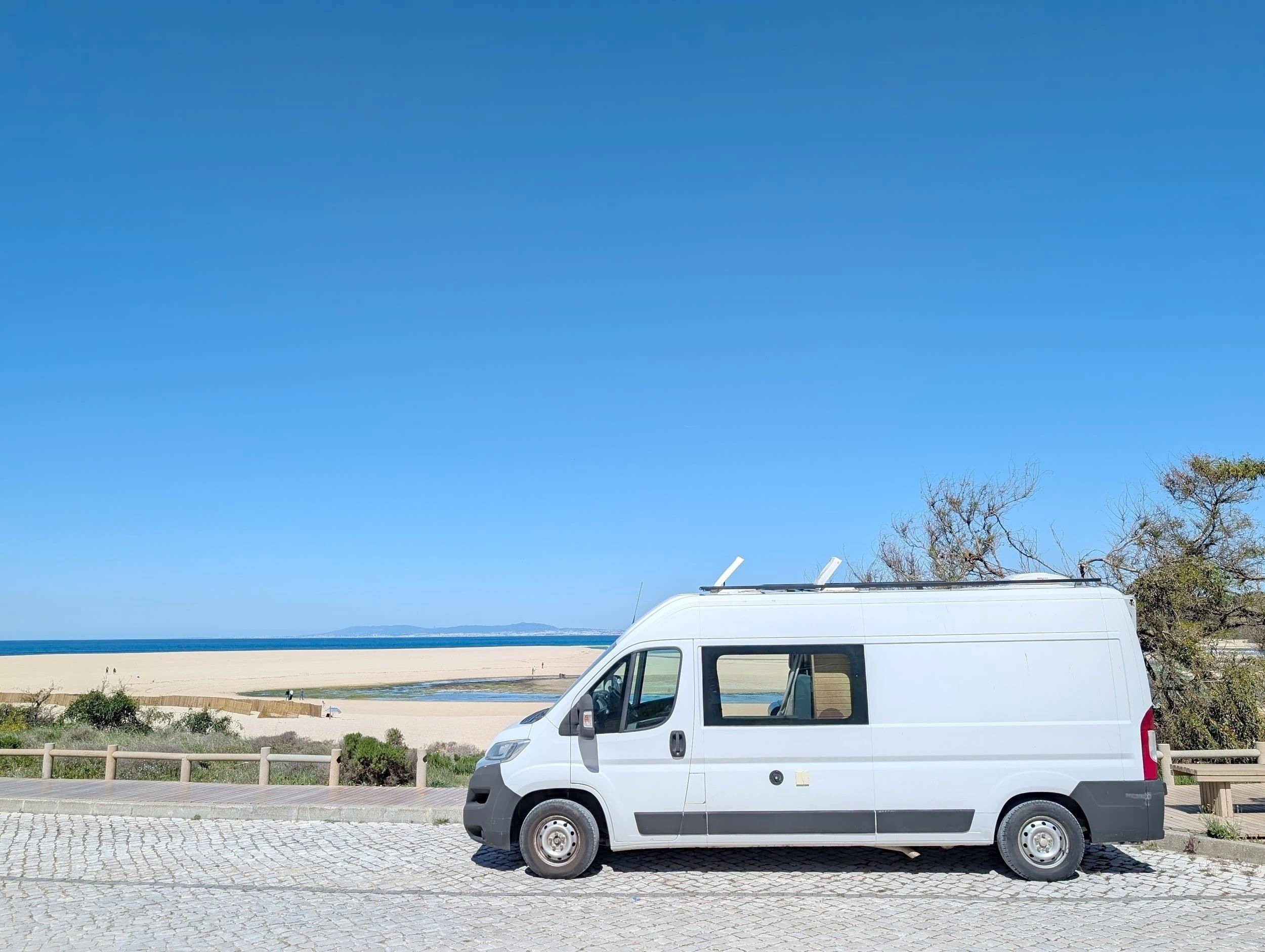 Vista del vehículo ángulo delantero Fiat Ducato 2,0 l Multijet 100 ch. - Yescapa