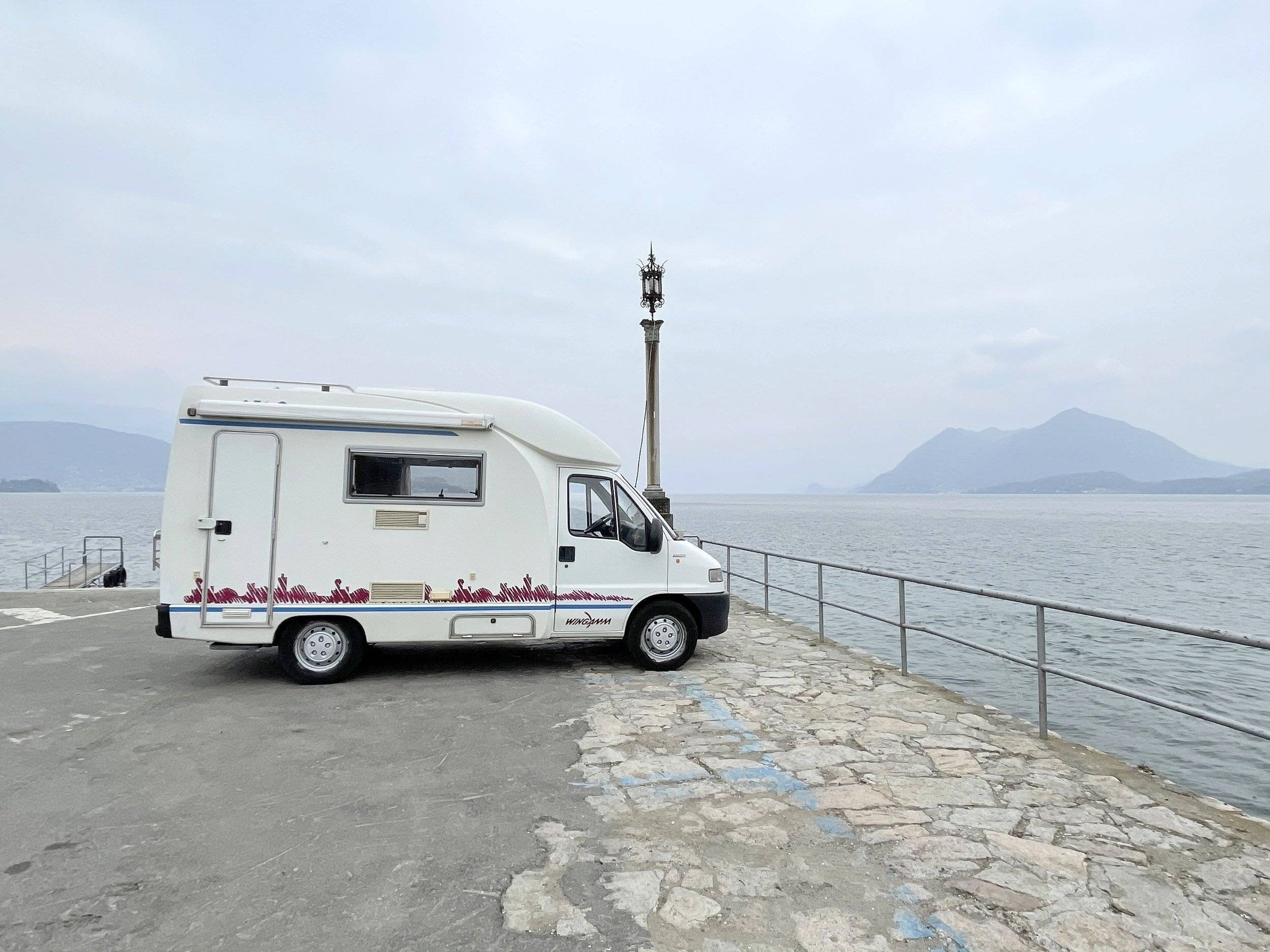 Vista del vehicle angle davanter Fiat Ducato 2,8 l 115 ch/Al-Ko - Yescapa