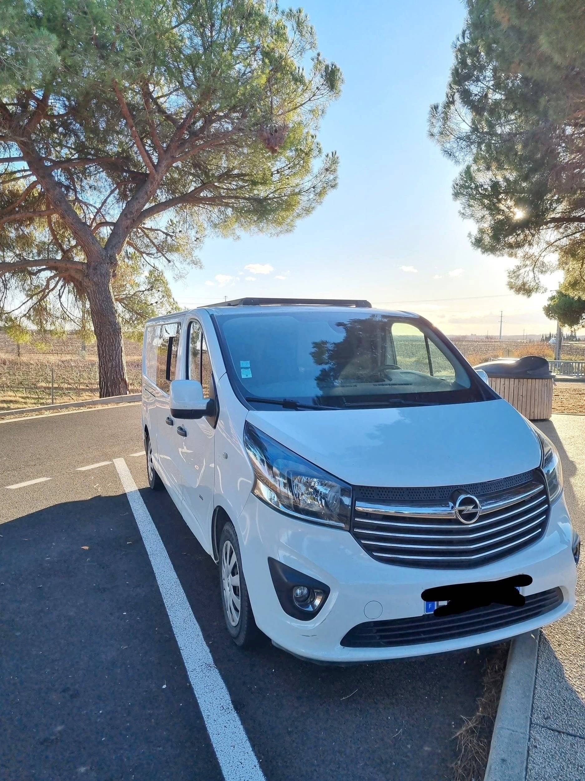 Vista del vehicle angle davanter Opel Vivaro - Yescapa