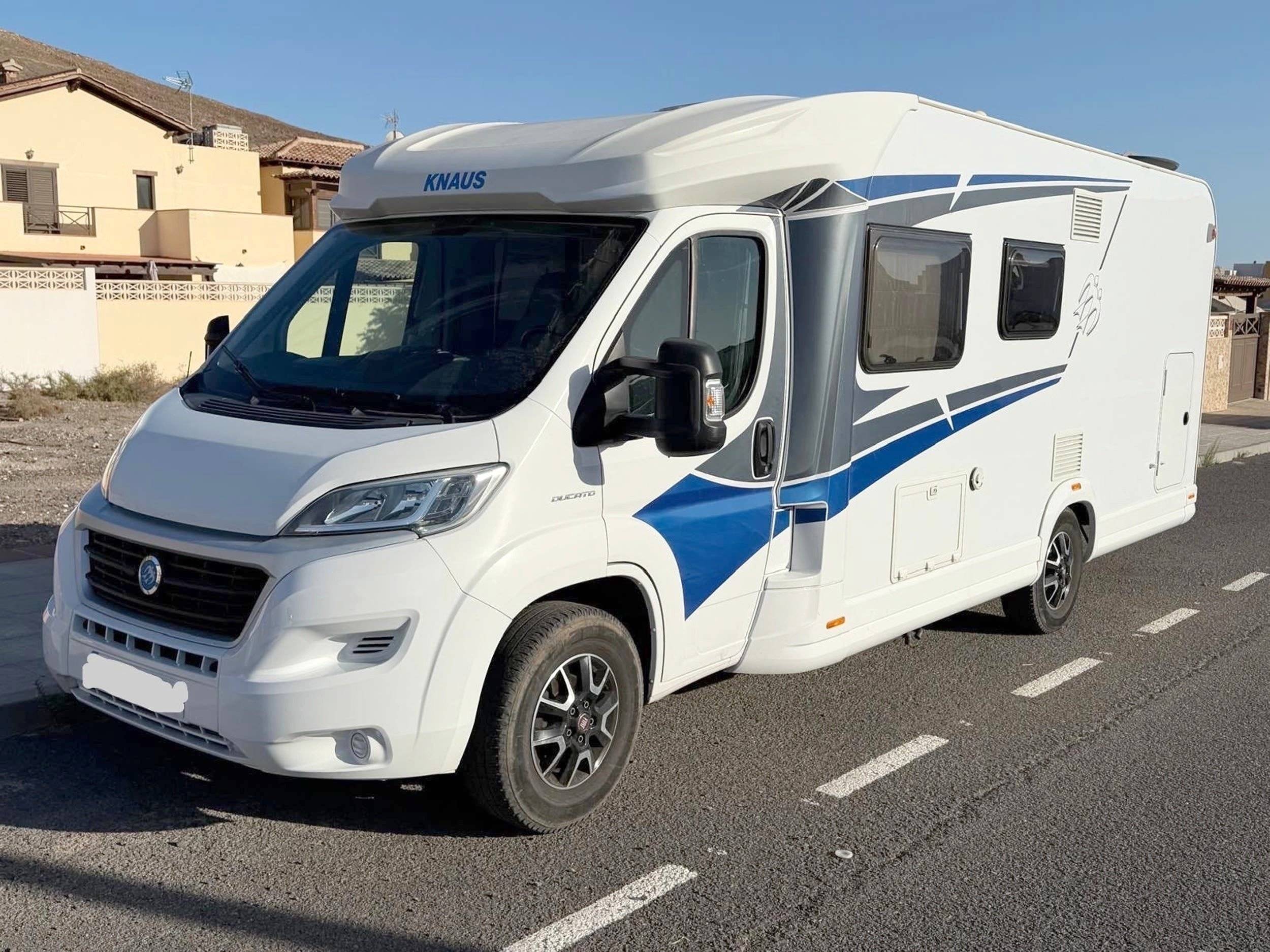 Front view from 3/4 Fiat - Yescapa