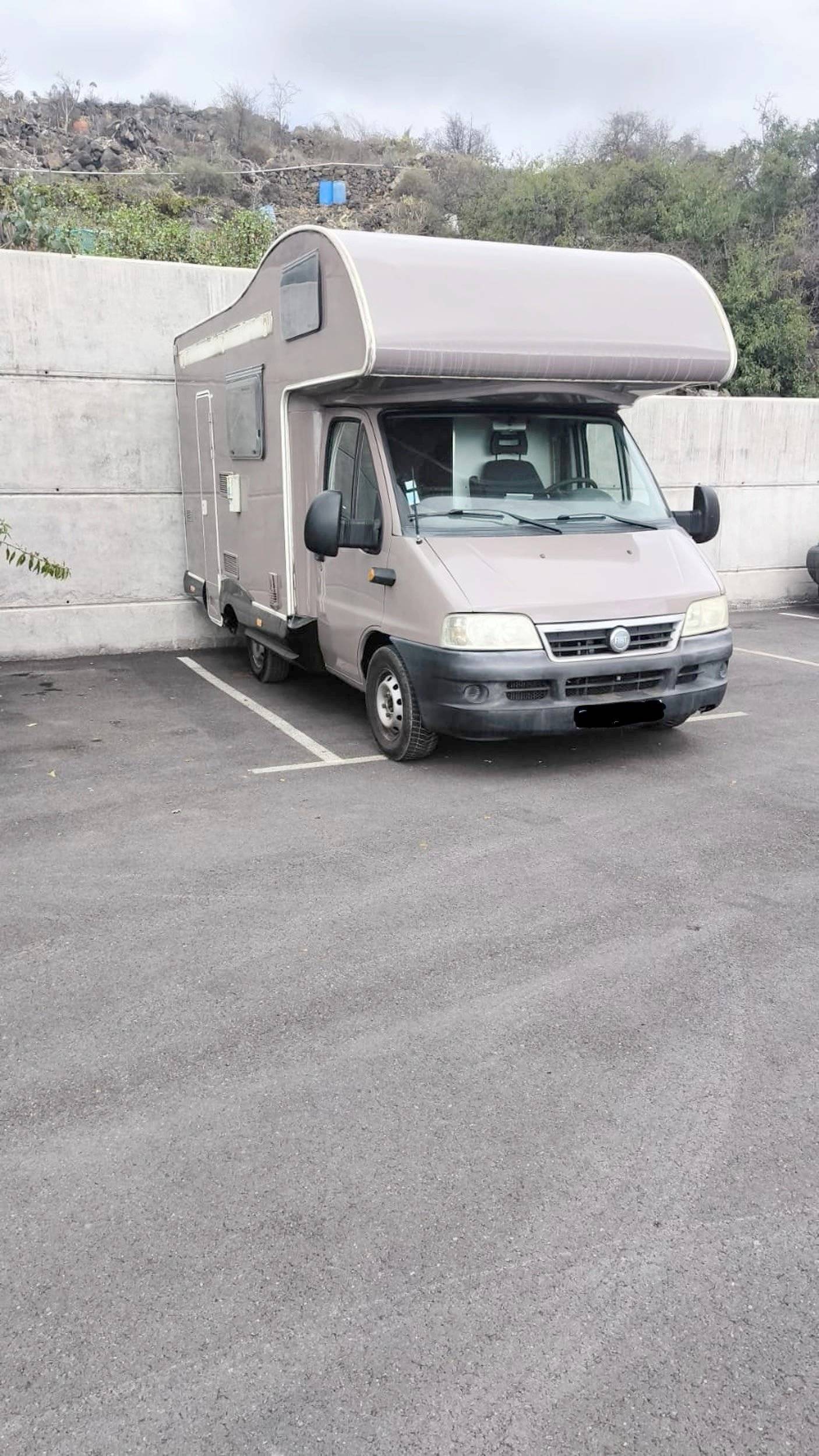 schräge Vorderansicht Fiat 2,3 l 130 ch. - Yescapa