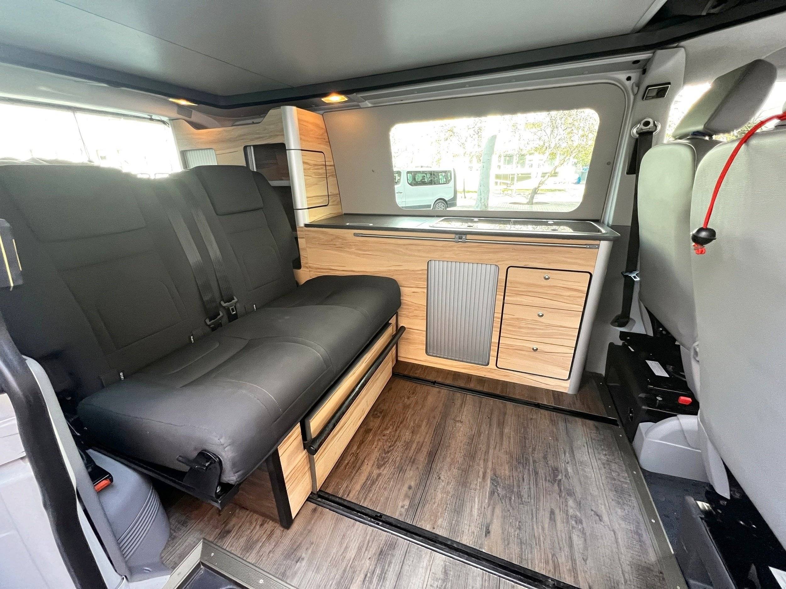 Dining Area Volkswagen T5 2,0 l 102 ch - Yescapa