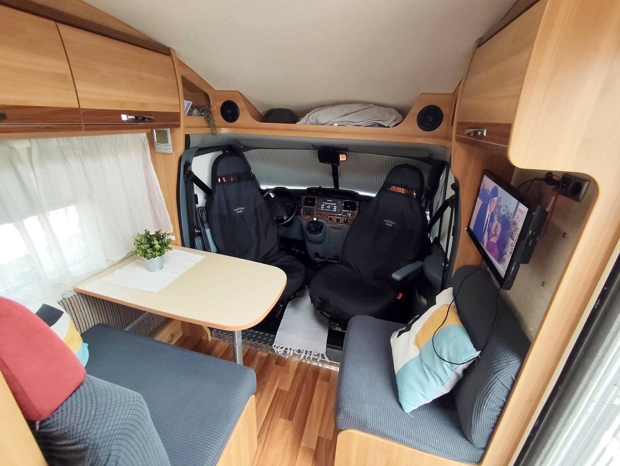 Dining Area Ford Transit 2,2 l 140 ch - Yescapa