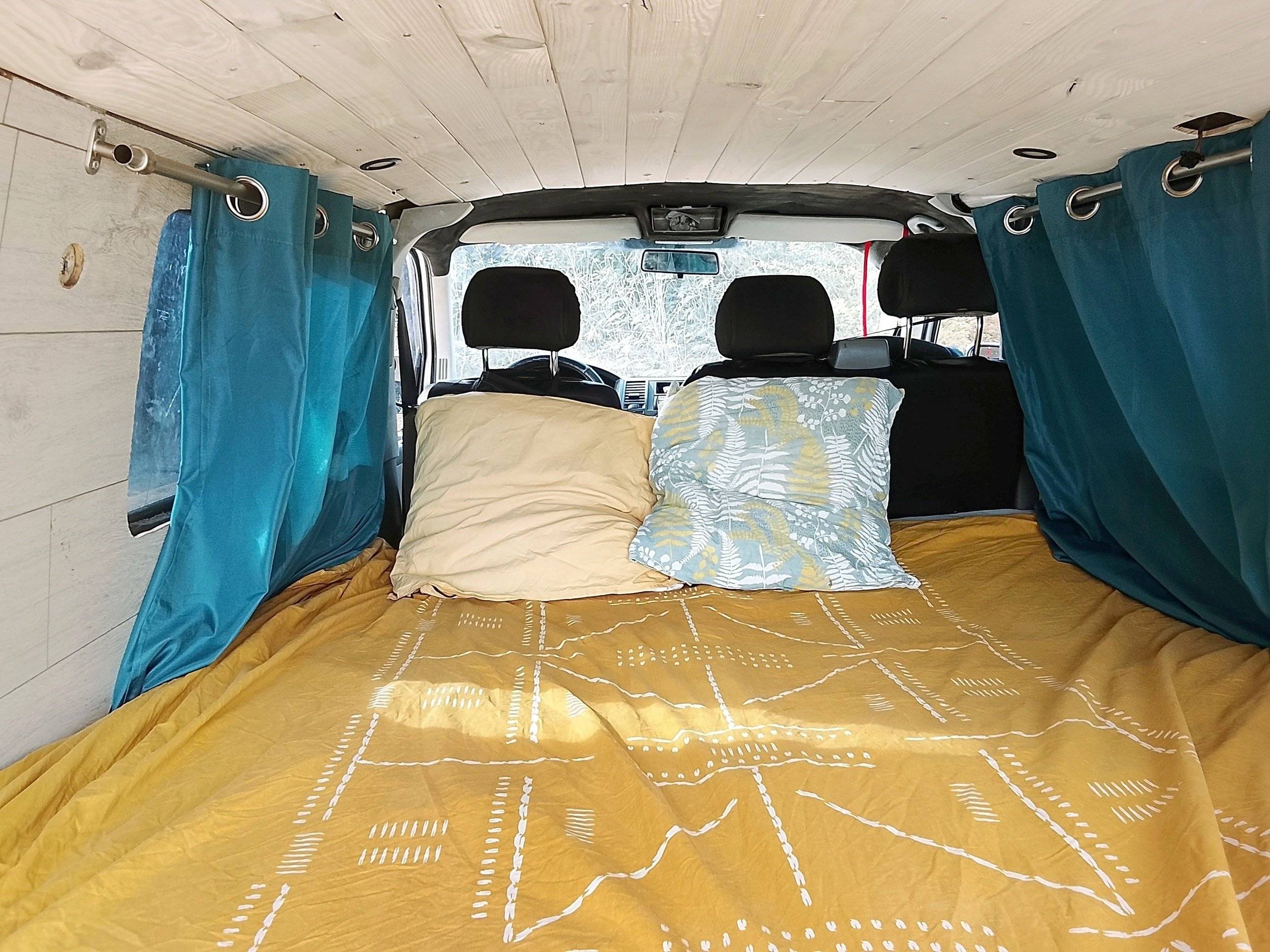 Área de jantar Volkswagen Transporter T5 - Yescapa