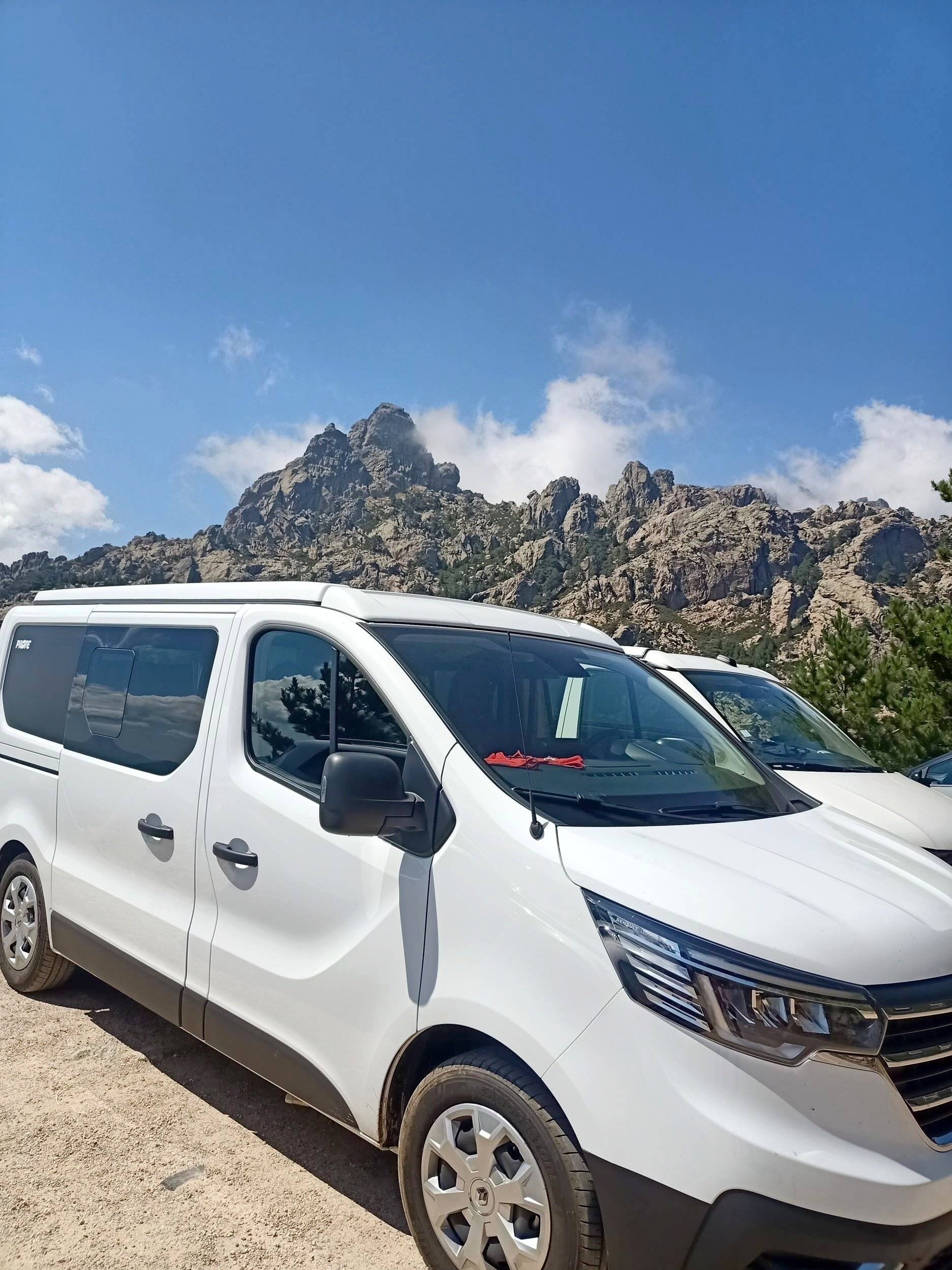 schräge Vorderansicht Renault Renault Trafic III 2.0L DCI 130CV - Yescapa