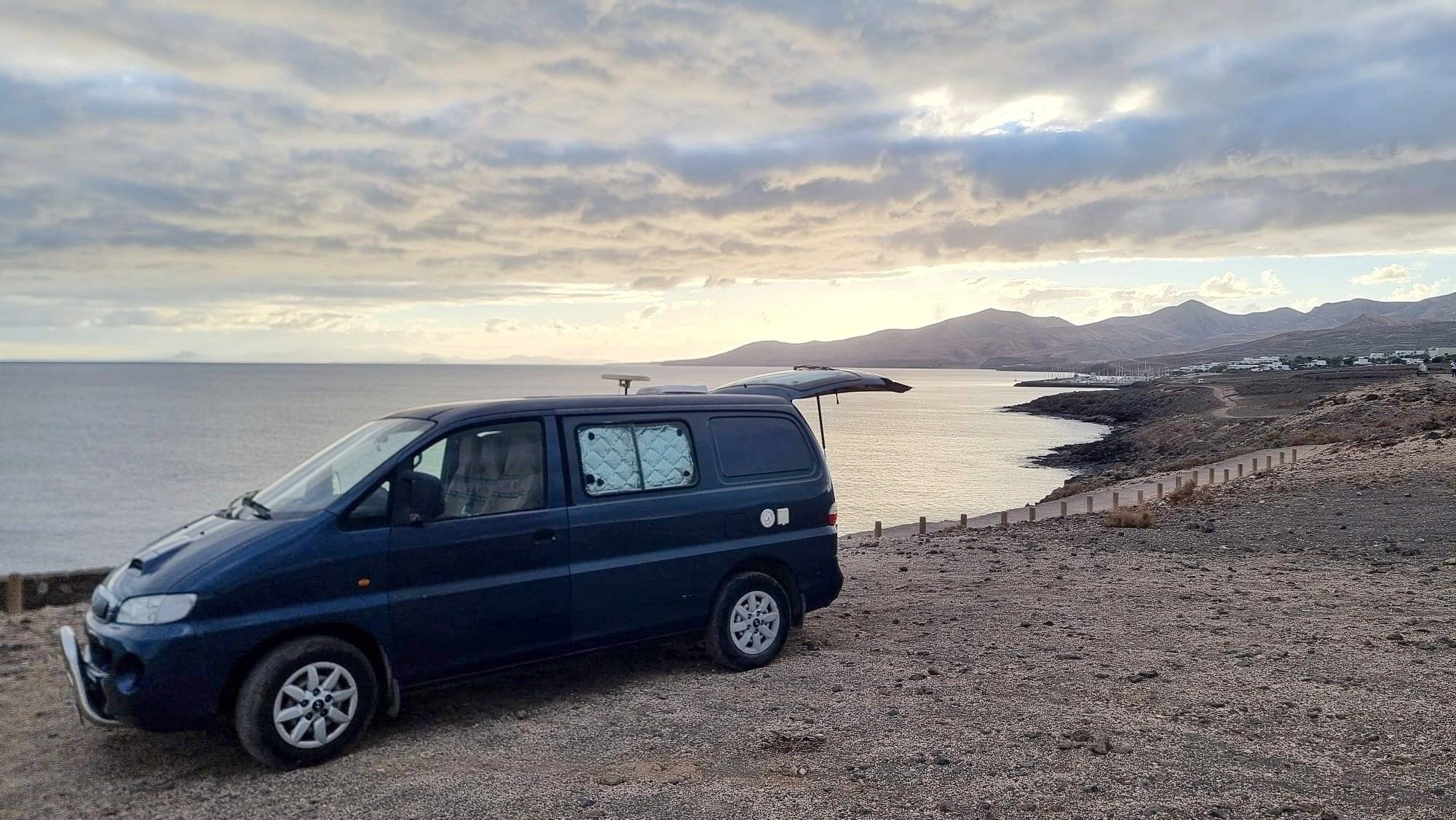 Front view from 3/4 Hyundai H1 - Yescapa