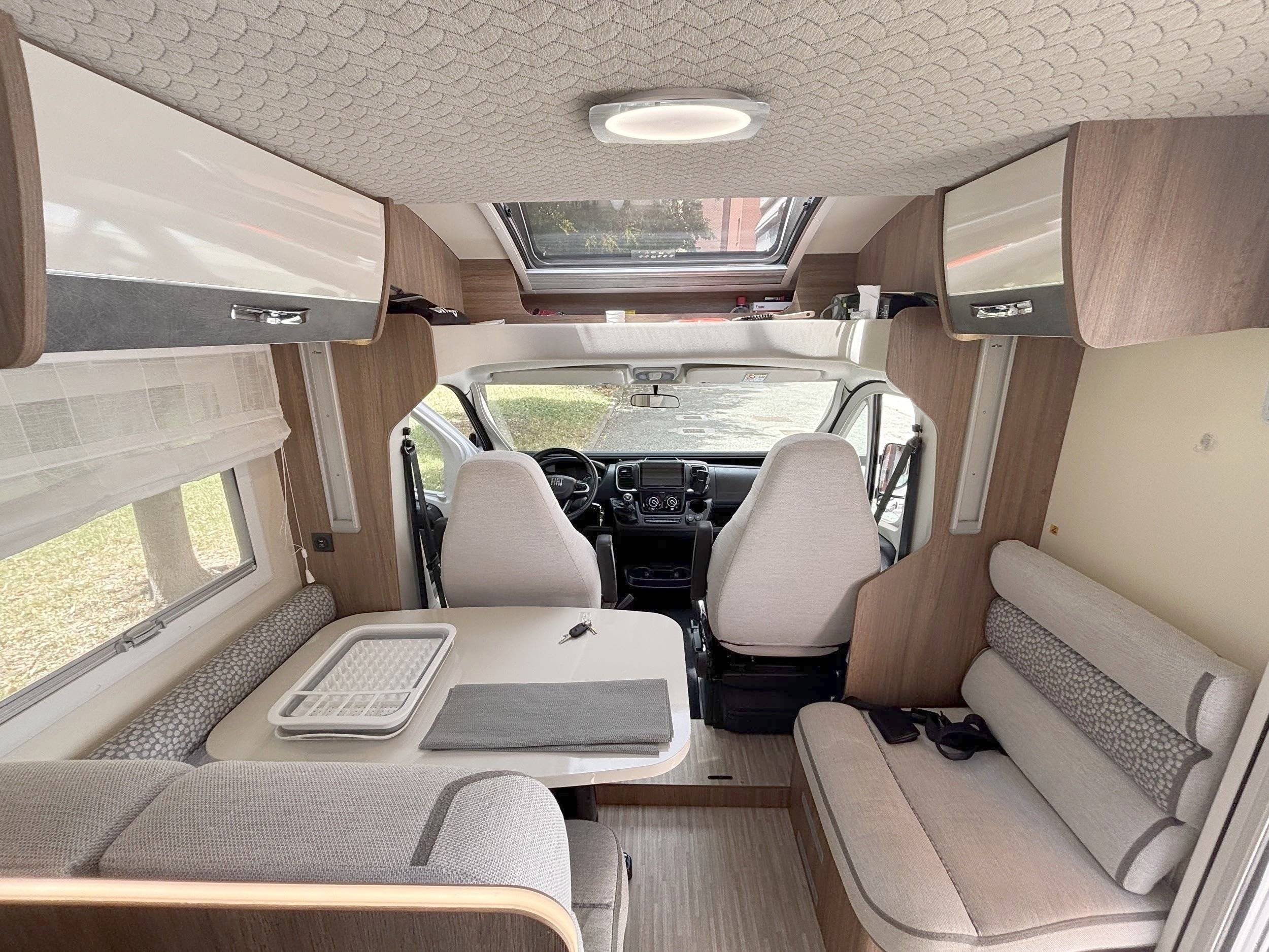 Dinette Fiat Ducato 2,2 l Multijet 130 ch. - Yescapa