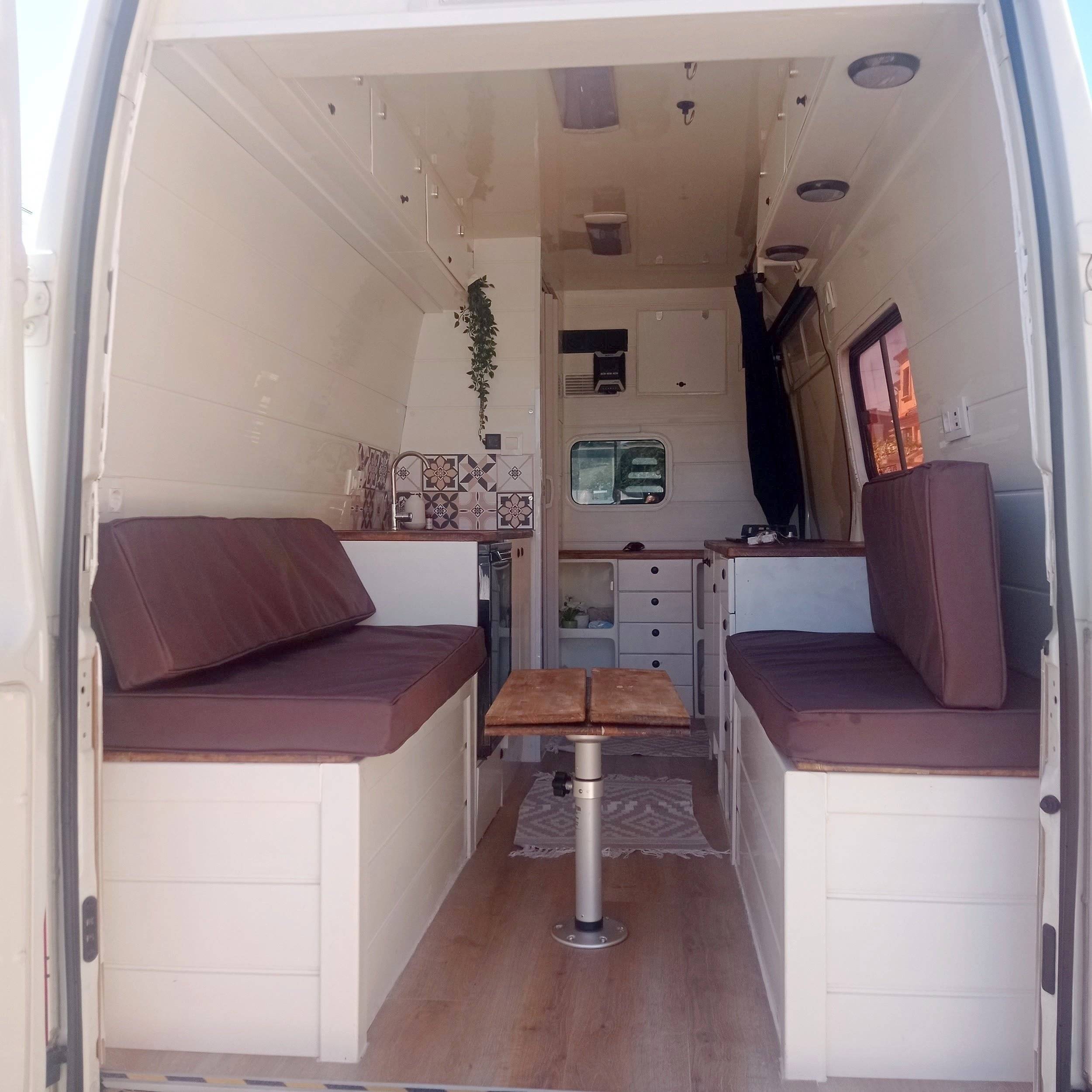 Dinette Iveco Daily 2,3 l 126 ch - Yescapa