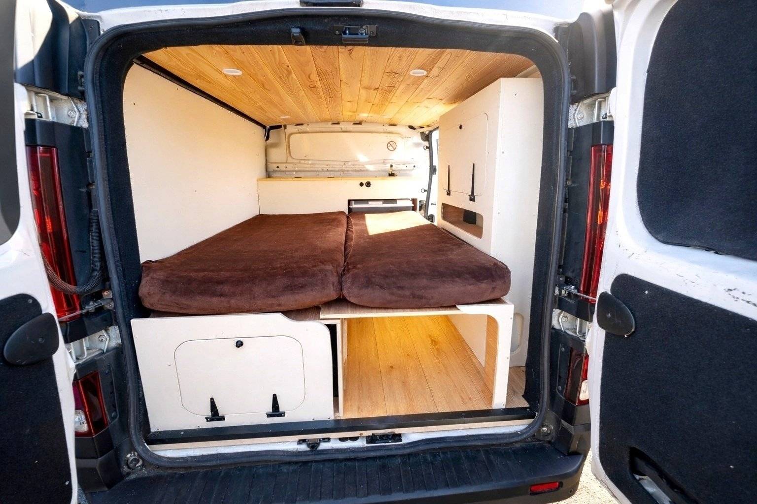 Couchages Renault RENAULT TRAFIC 3 2.0 DCI 120 - Yescapa