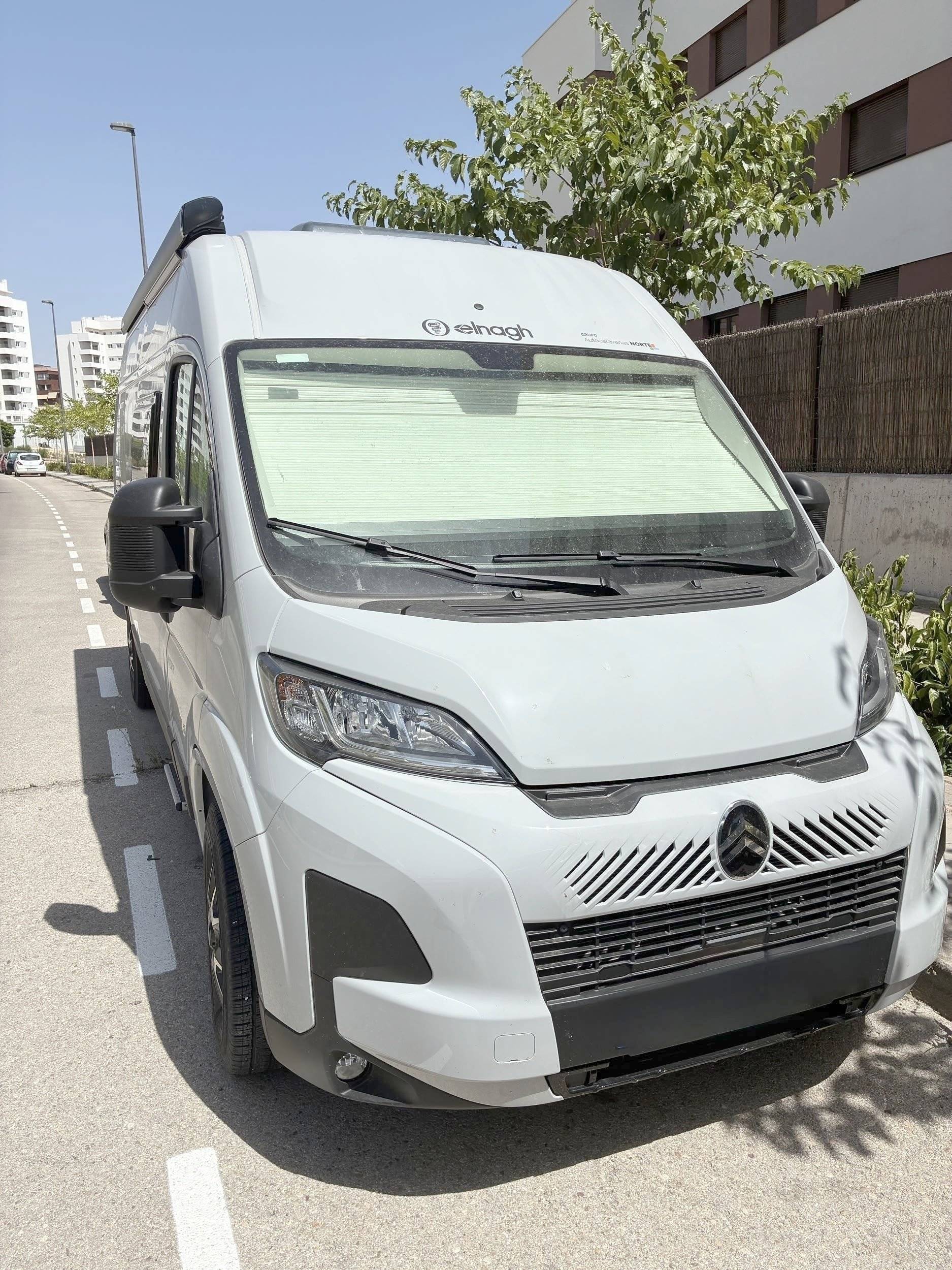 Vista del vehículo ángulo delantero Citroën Jumper 2,2 l 150 ch - Yescapa