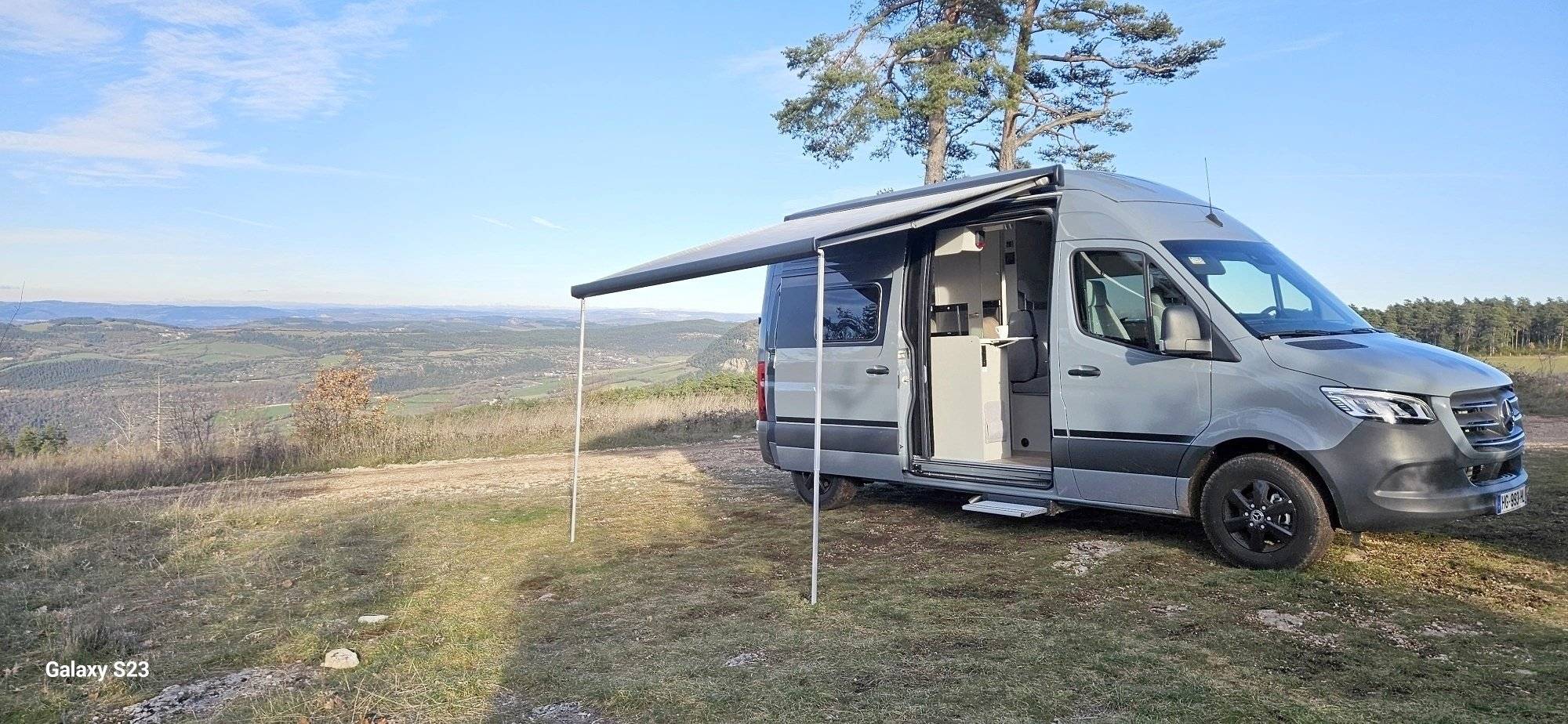 Vue avant de 3/4 Mercedes Mercedes Sprinter - Yescapa