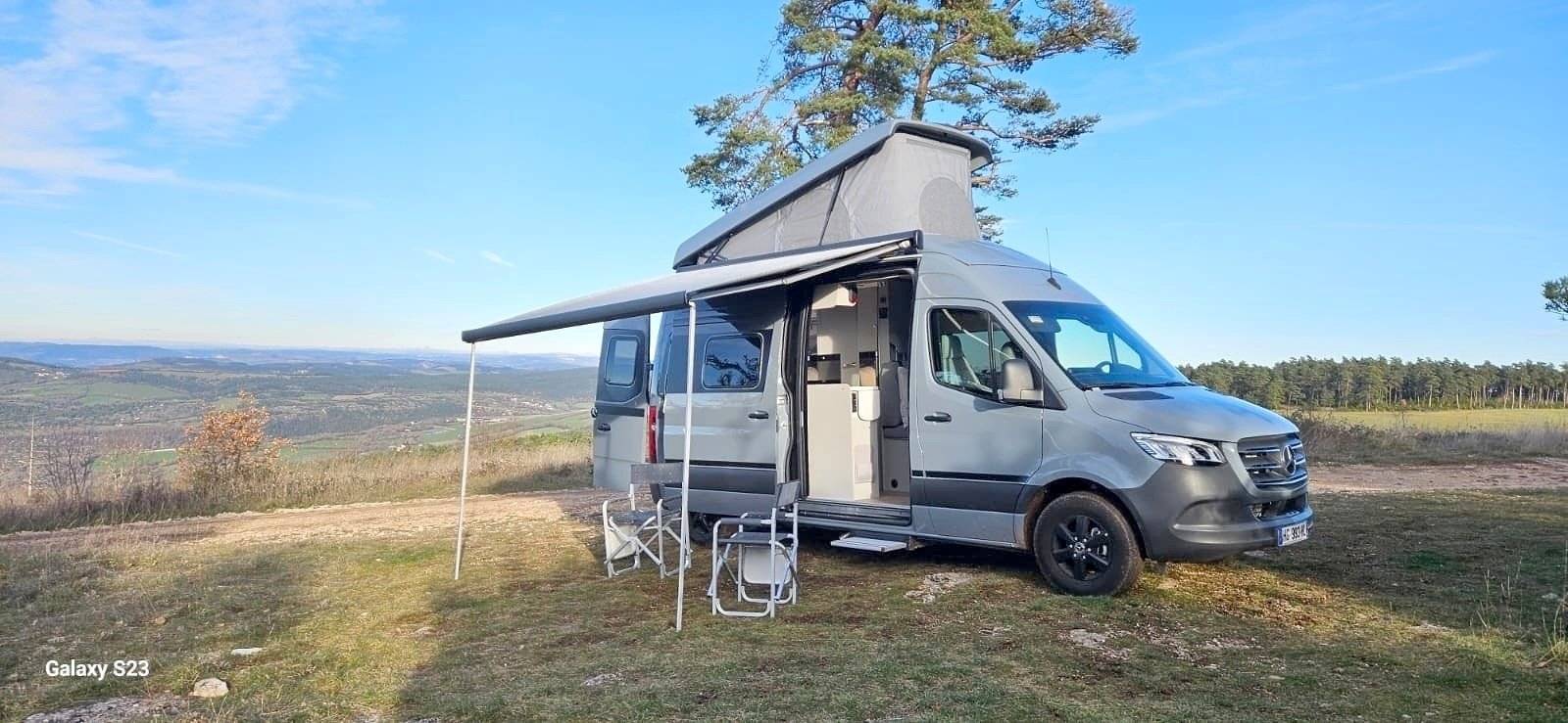 schräge Vorderansicht Mercedes Mercedes Sprinter - Yescapa