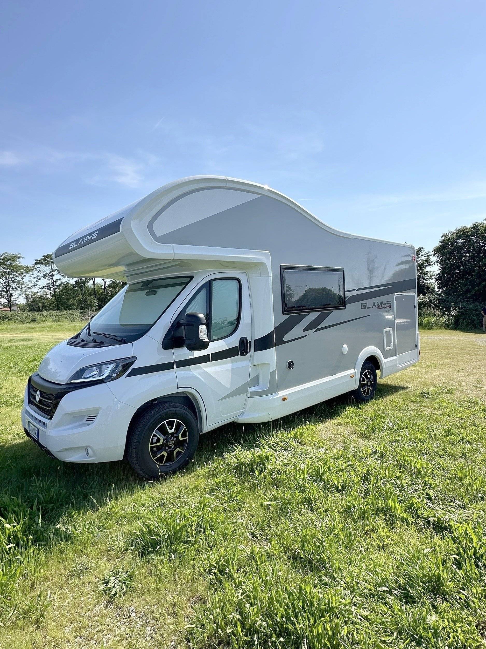 Vista frontale a ¾ Fiat - Yescapa