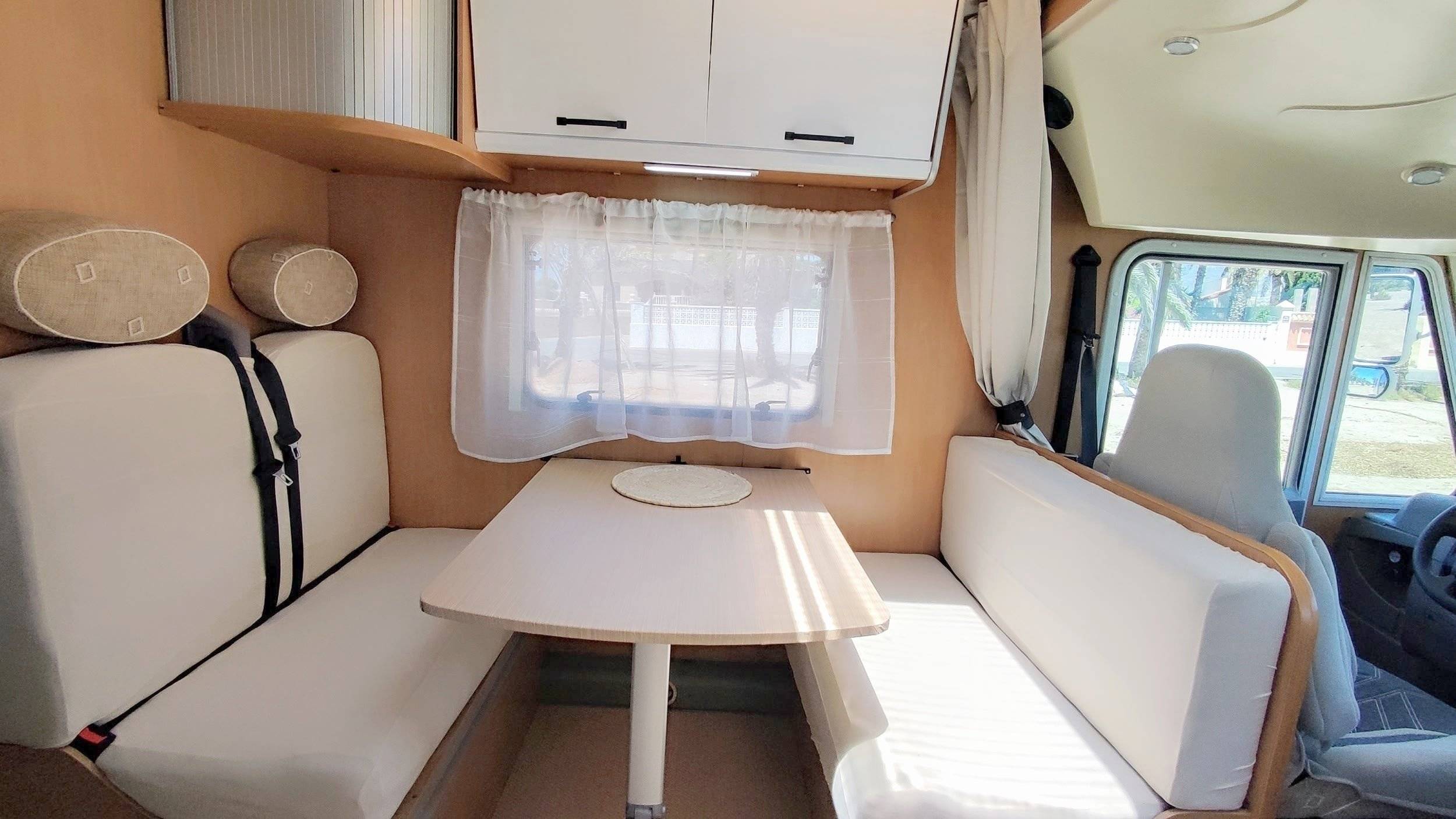 Dining Area Fiat Ducato 2,3 l 130 ch - Yescapa