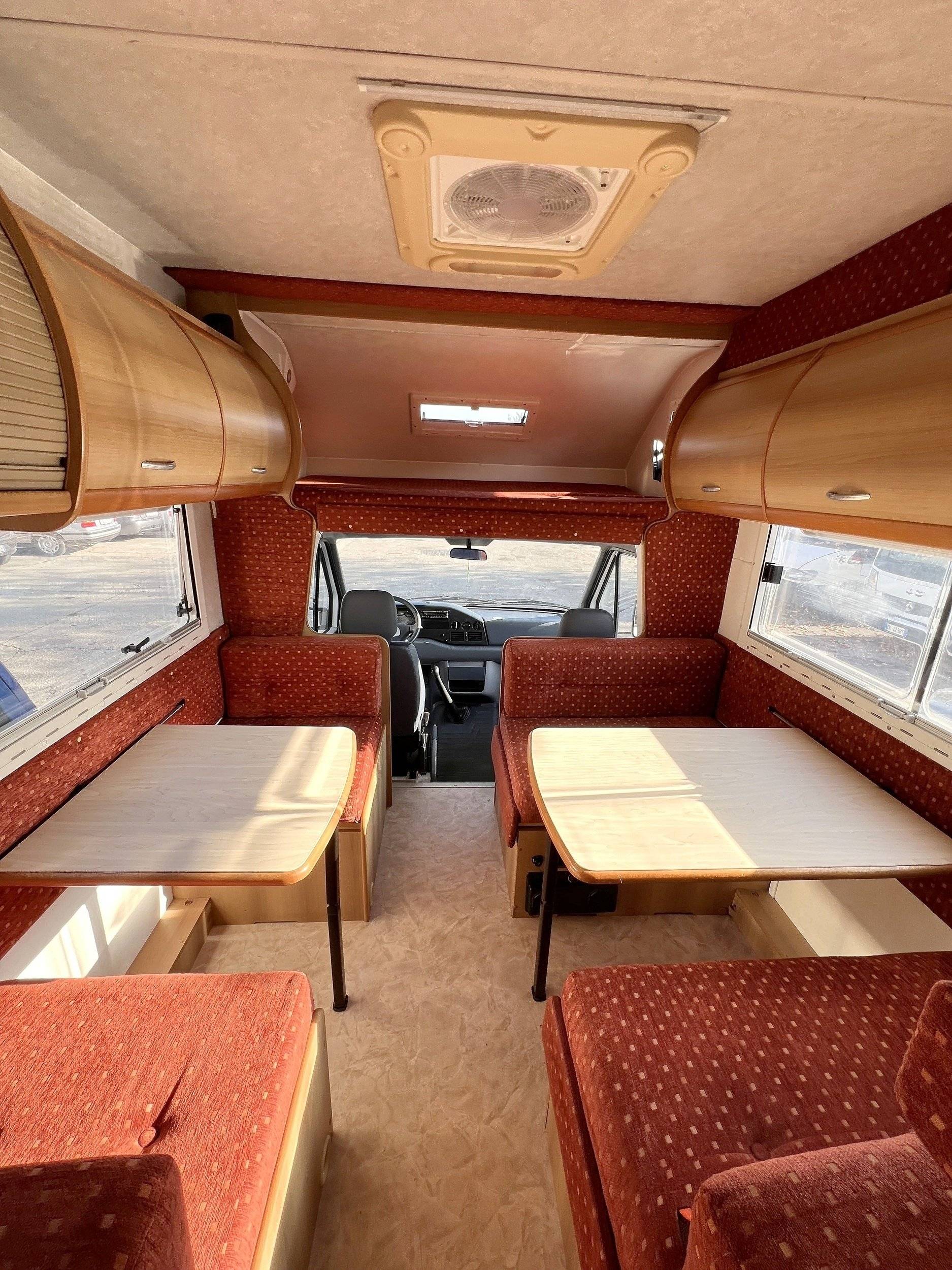 Dining Area Mercedes Mercedes 312D - Yescapa