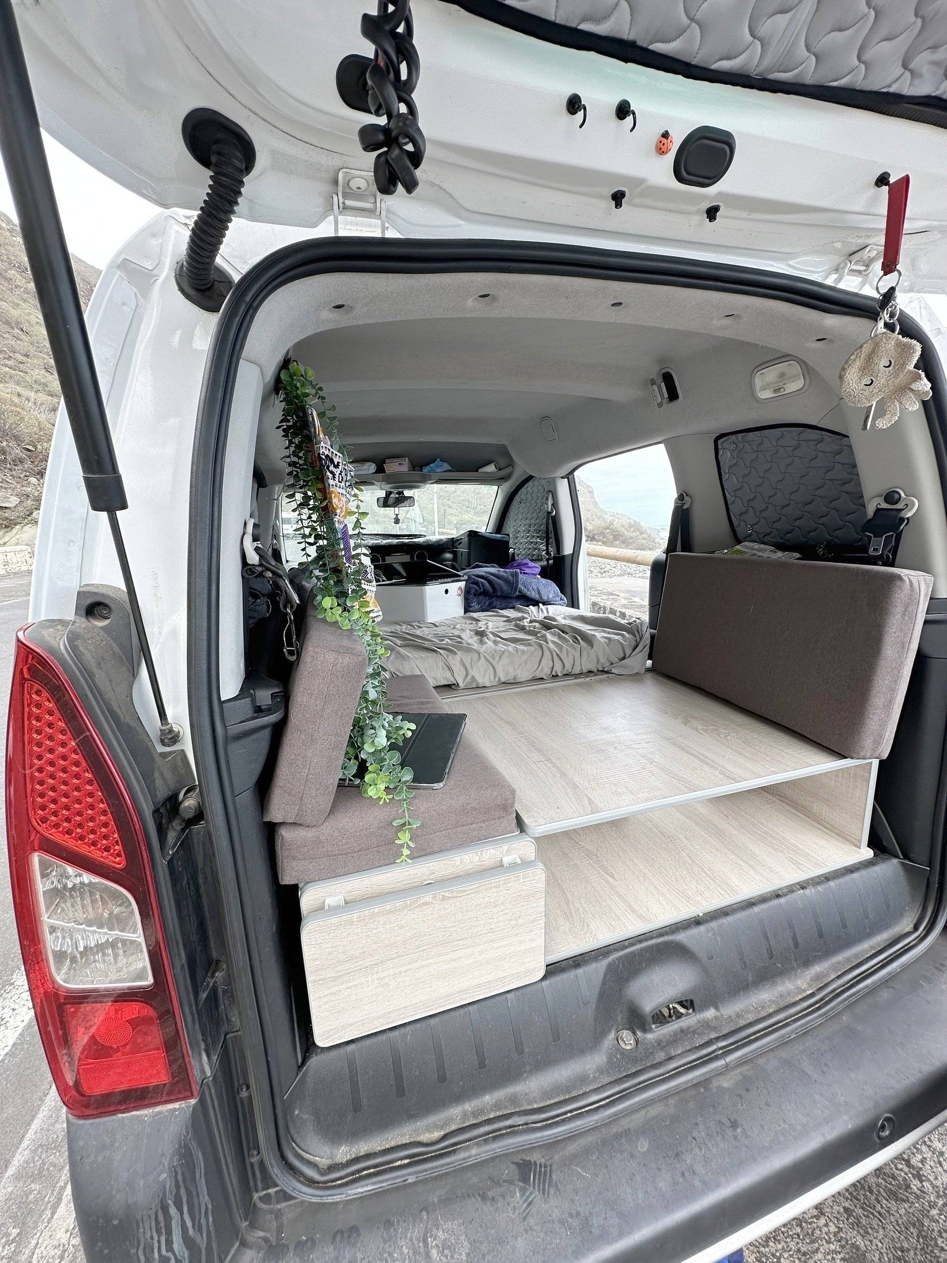 Dining Area Peugeot - Yescapa