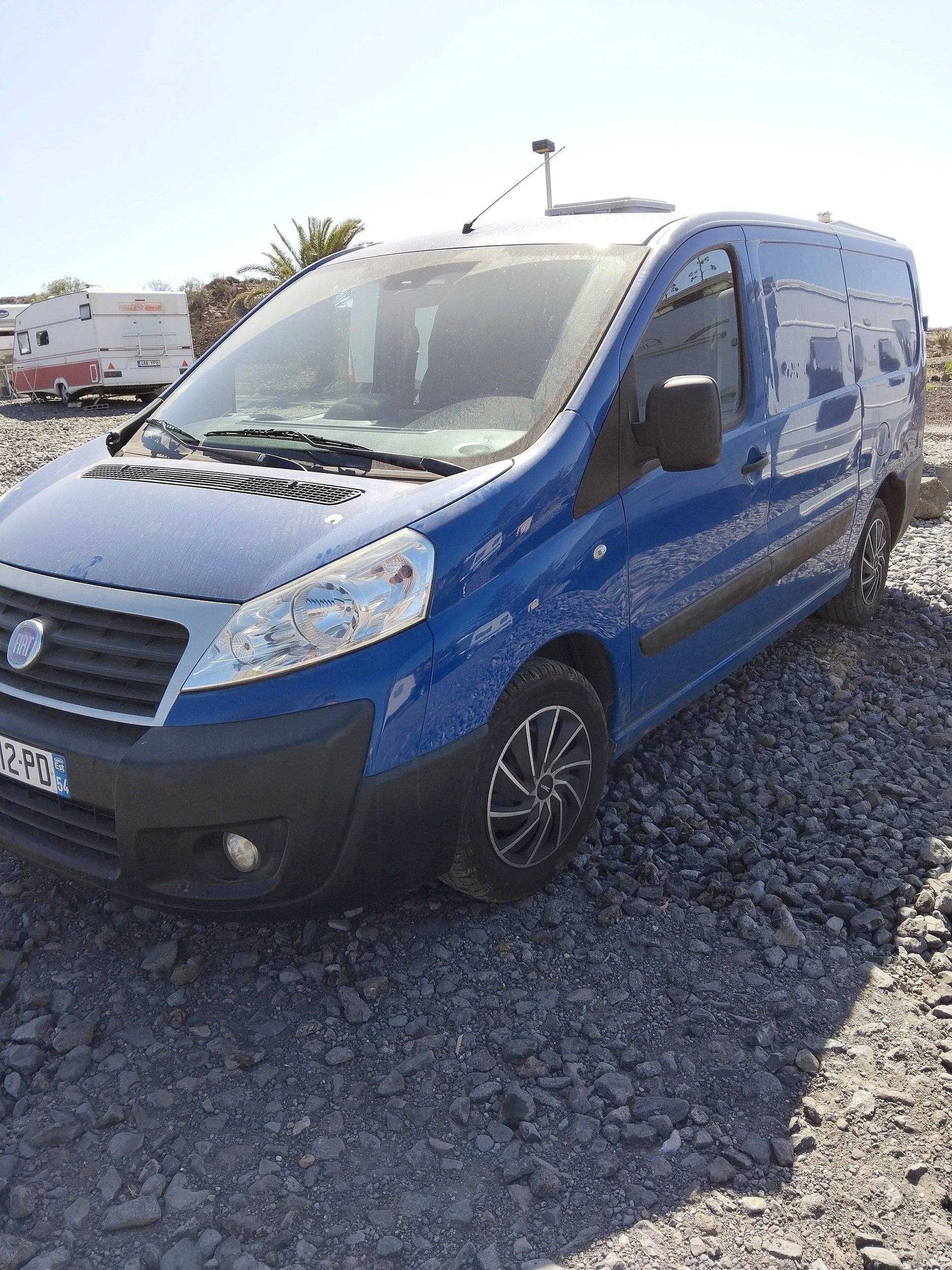 schräge Vorderansicht Fiat - Yescapa