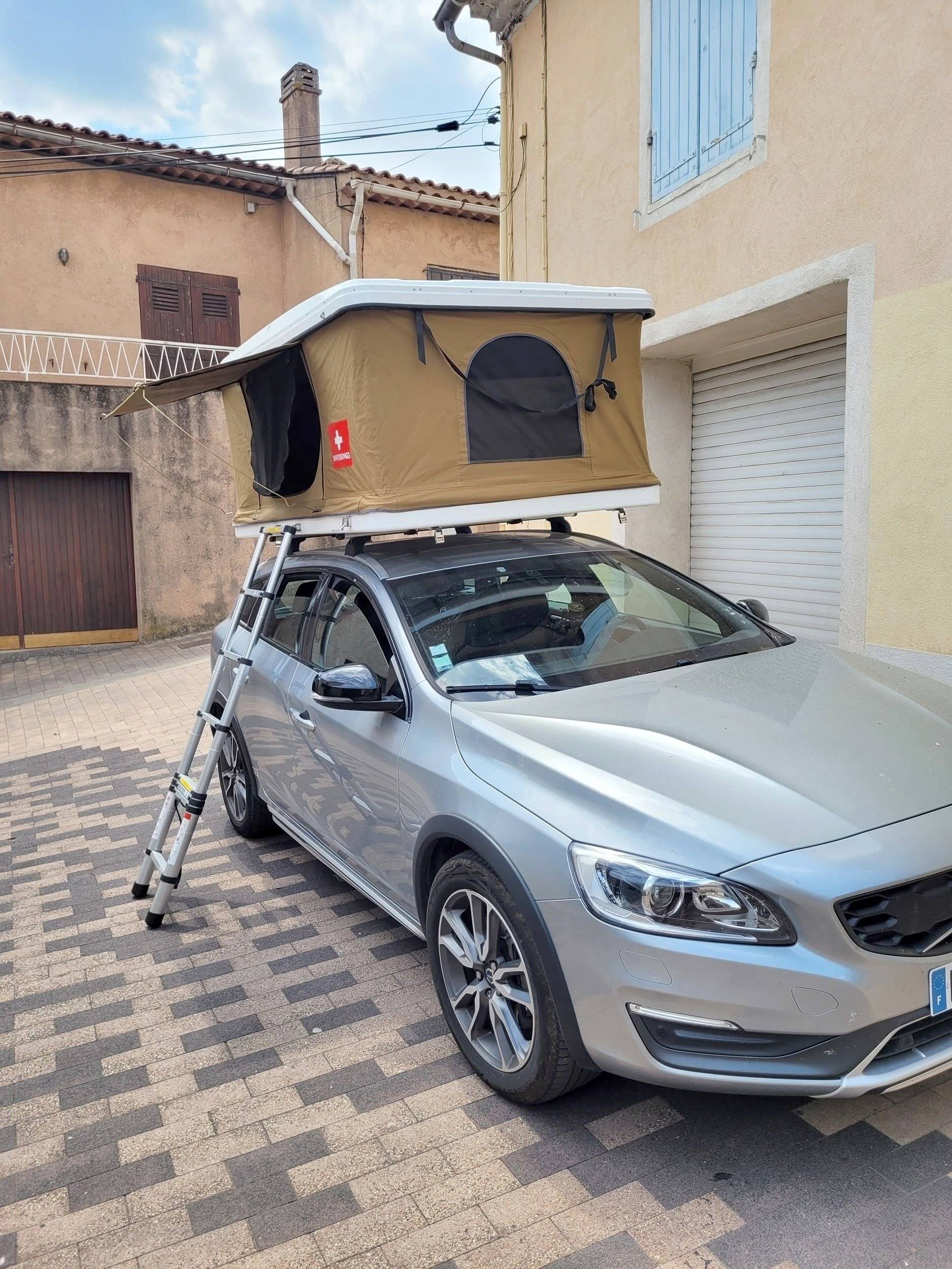 Front view from 3/4 volvo V60 CC - Yescapa