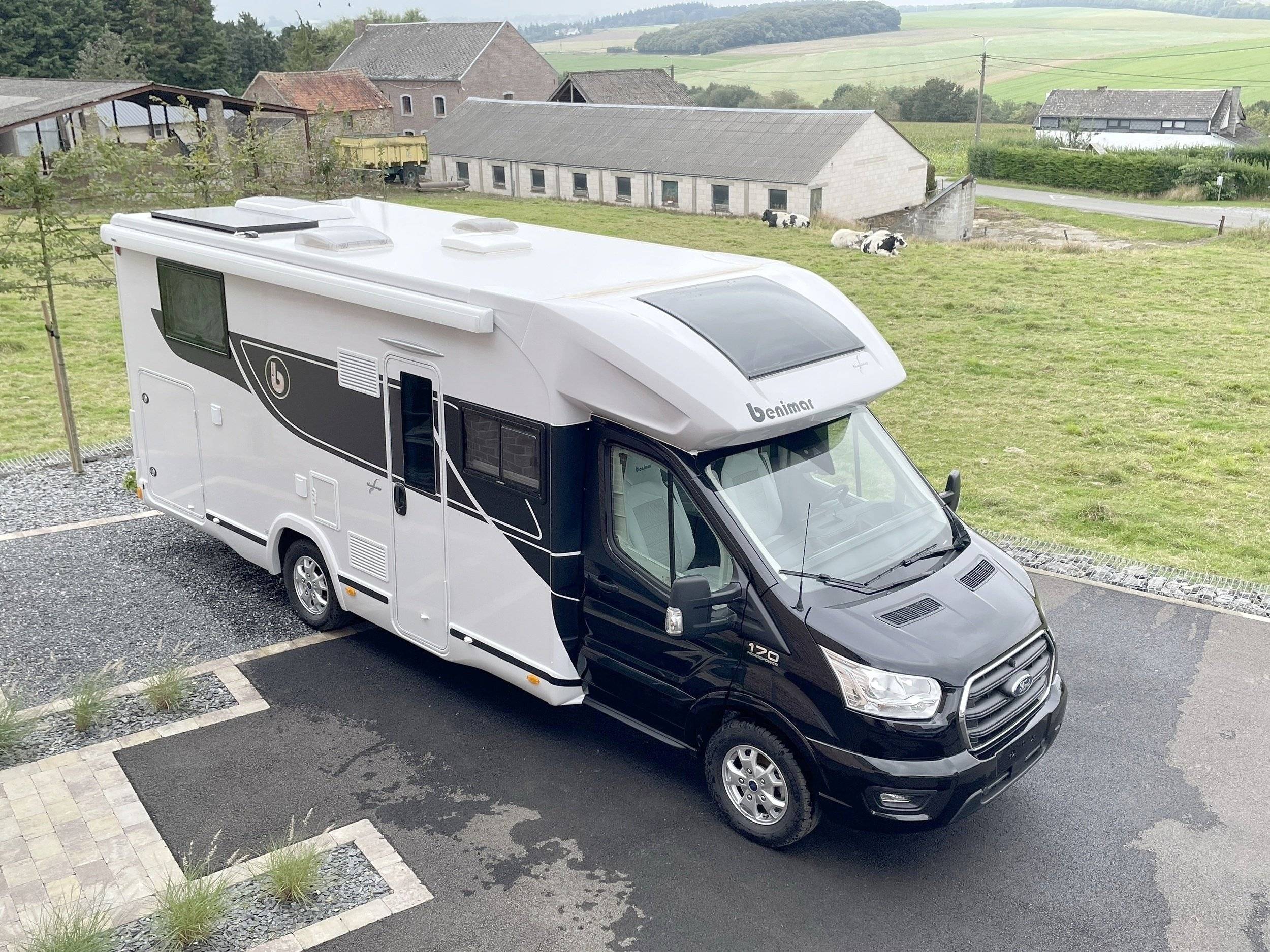 Vista del vehicle angle davanter Ford Transit 2,0 l 170 ch - Yescapa