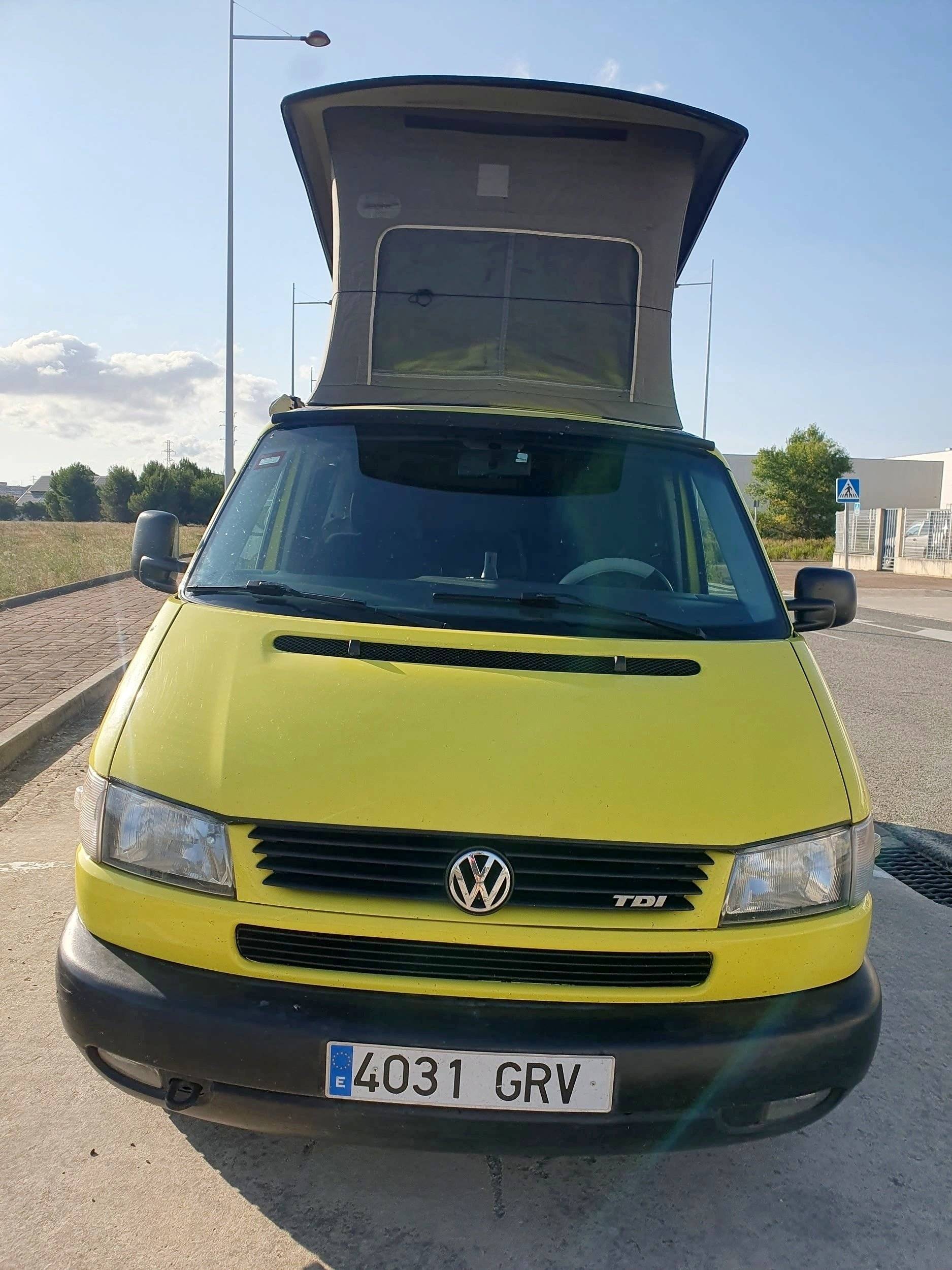 Front view from 3/4 Volkswagen T4 2.5 Tdi - Yescapa