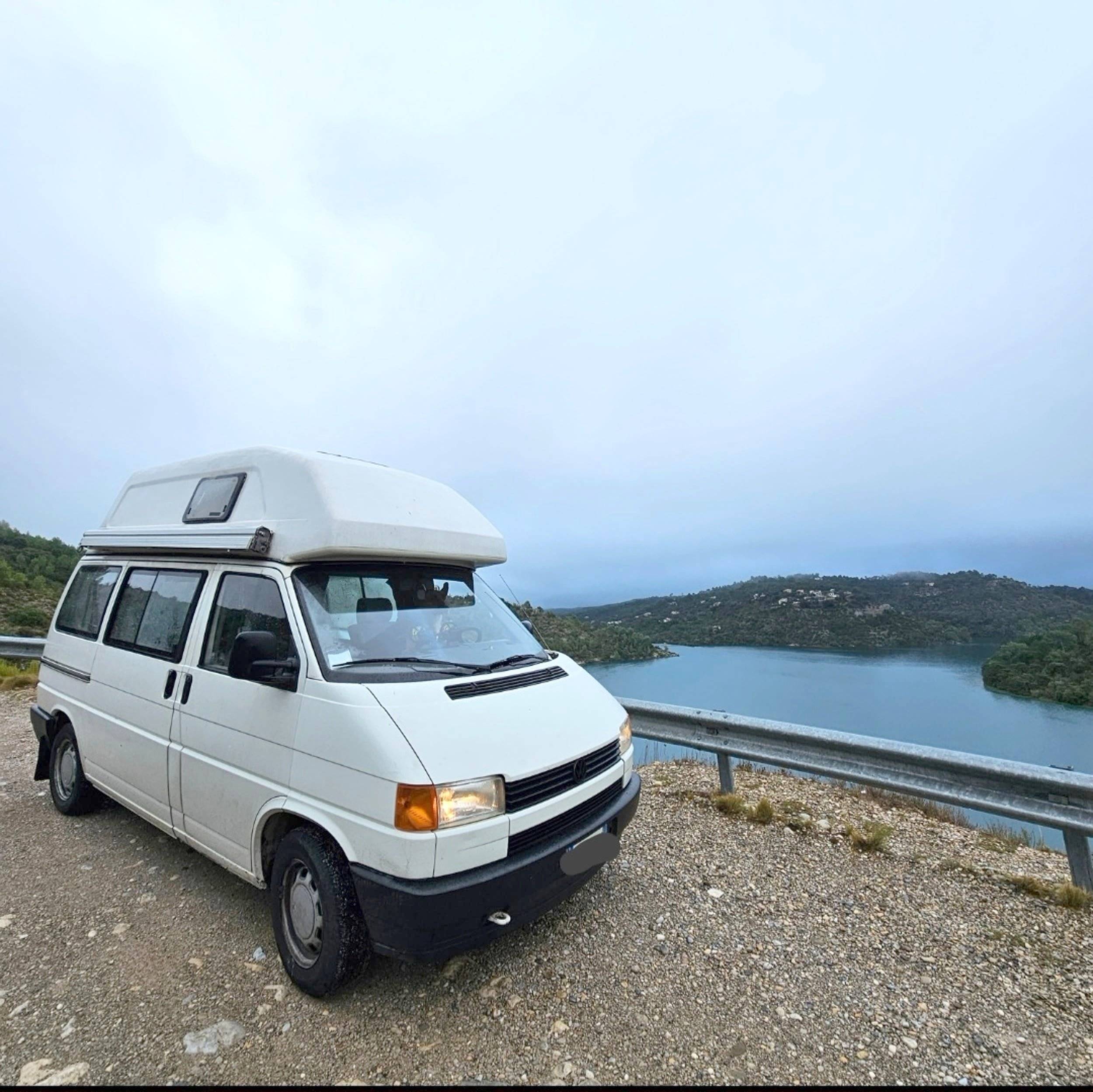 schräge Vorderansicht Volkswagen T4 2.4 Diesel California - Yescapa
