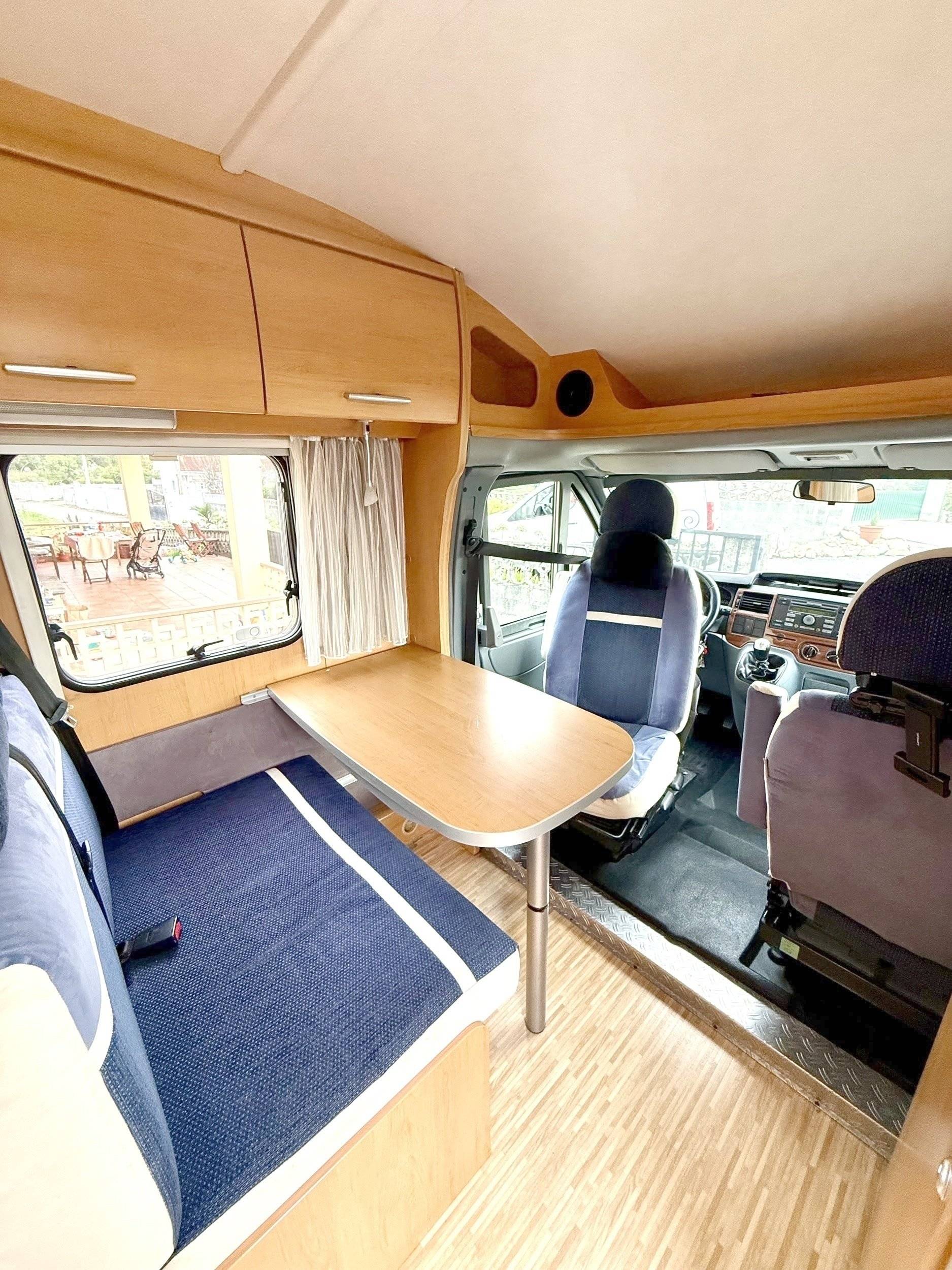 Dining Area Ford Van 522 hymer - Yescapa