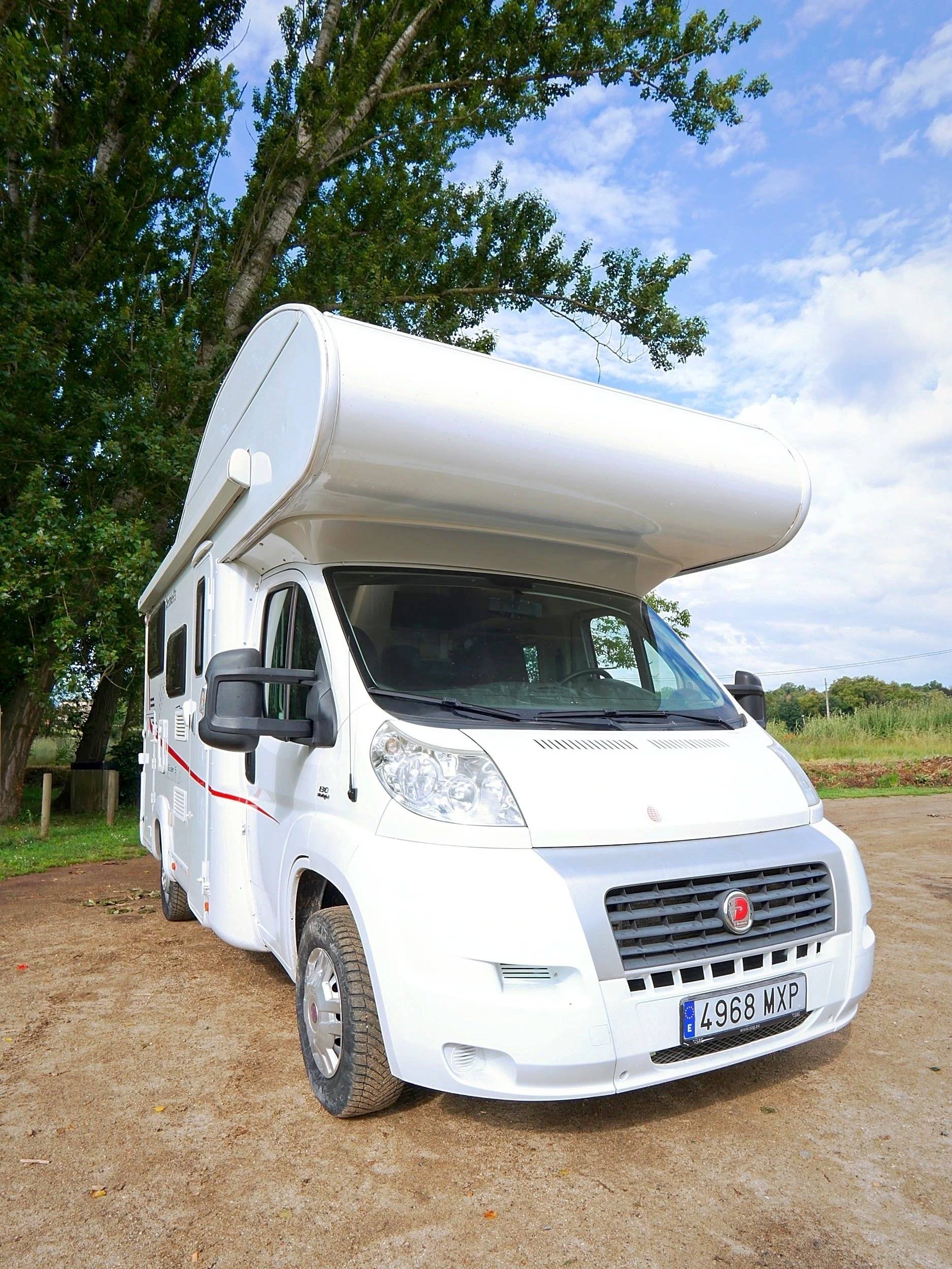 Front view from 3/4  - Yescapa
