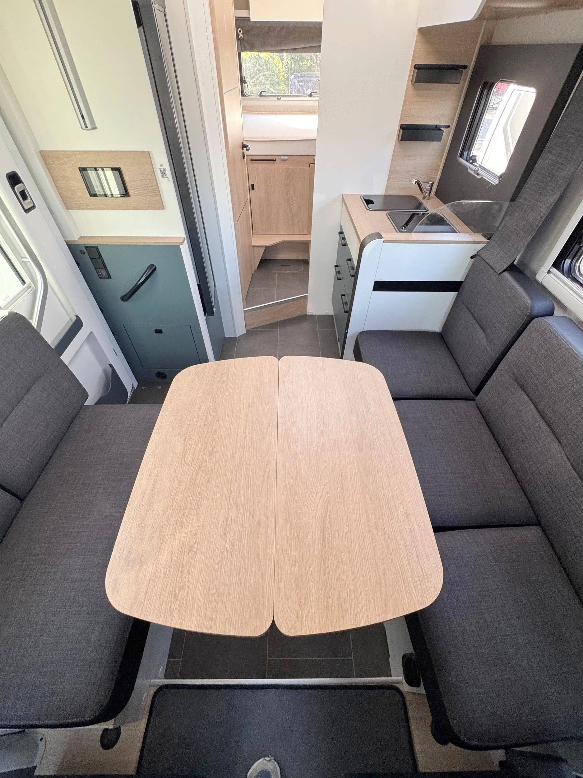 Dining Area Ford Transit 165 cv BVA - Yescapa