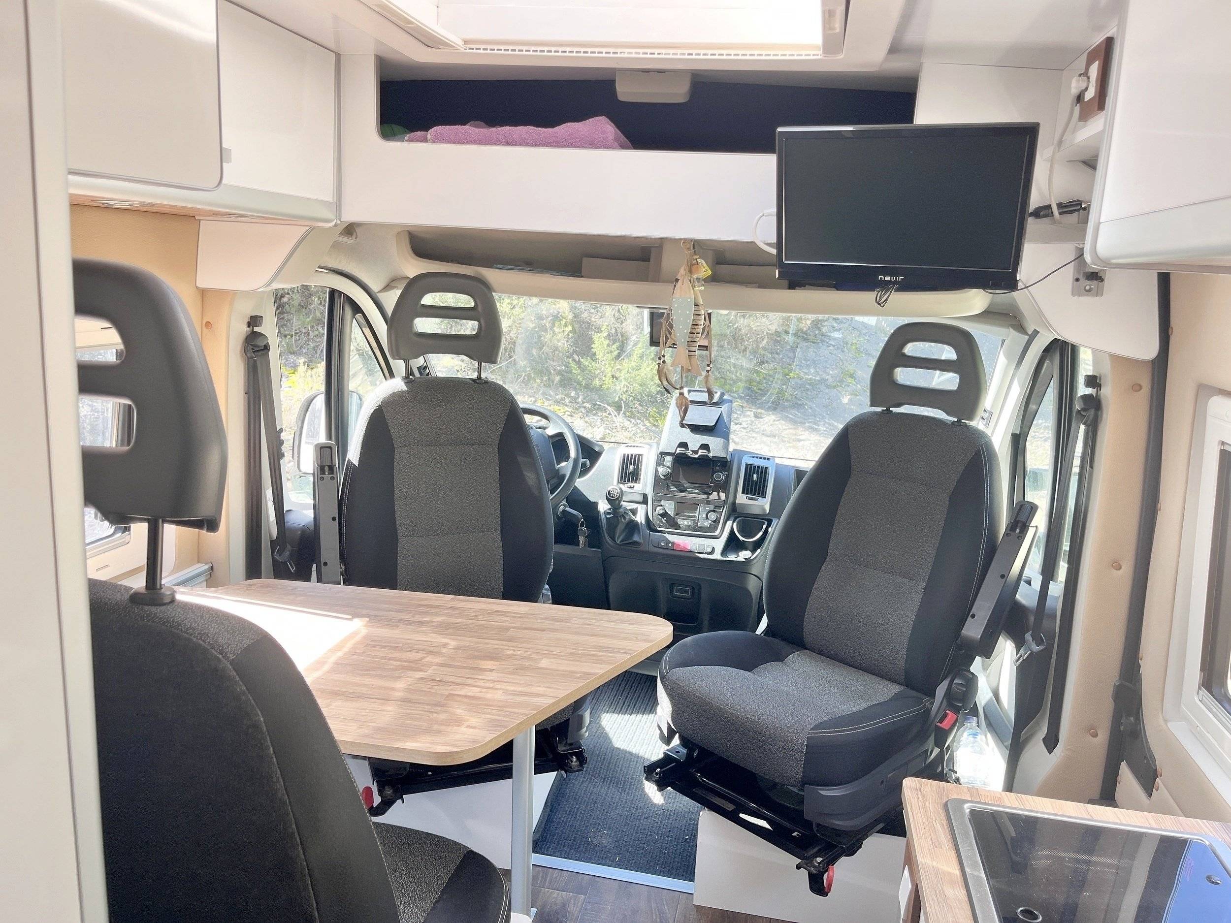 Dining Area Fiat Ducato 2,2 l Multijet 100 ch. - Yescapa