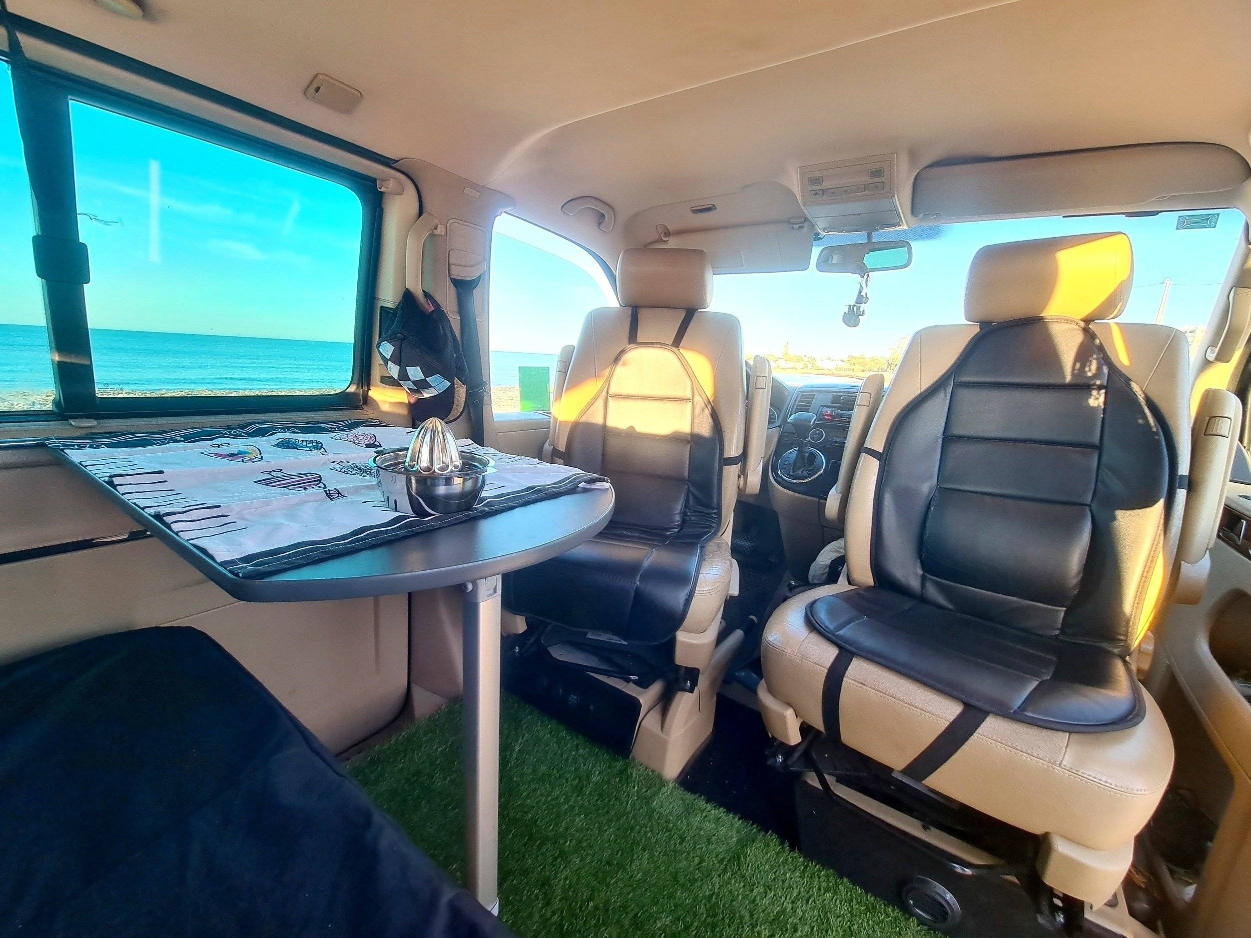 Área de jantar Volkswagen Volkswagen T5 Multivan - Yescapa