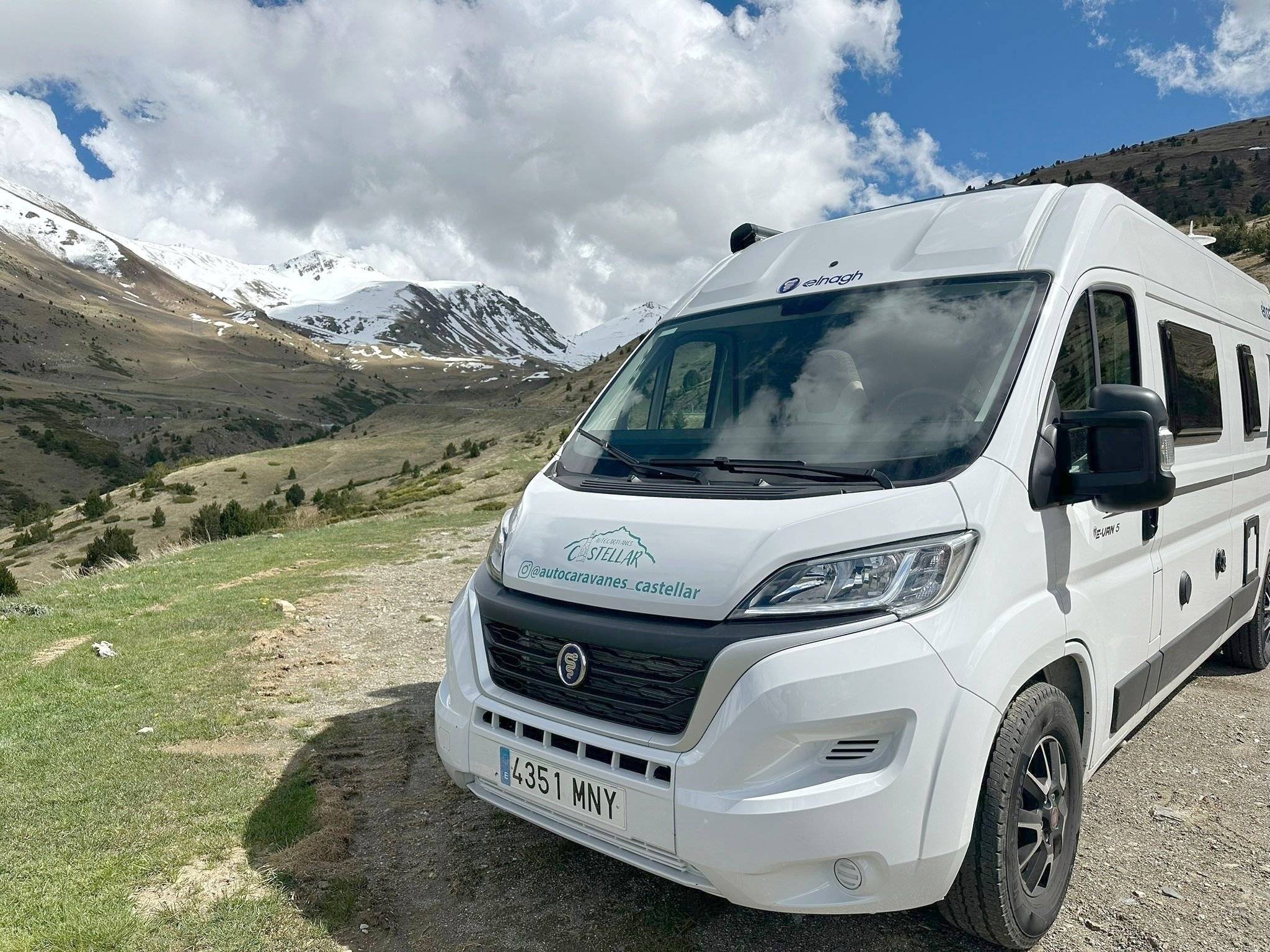 Vista del vehículo ángulo delantero Fiat - Yescapa